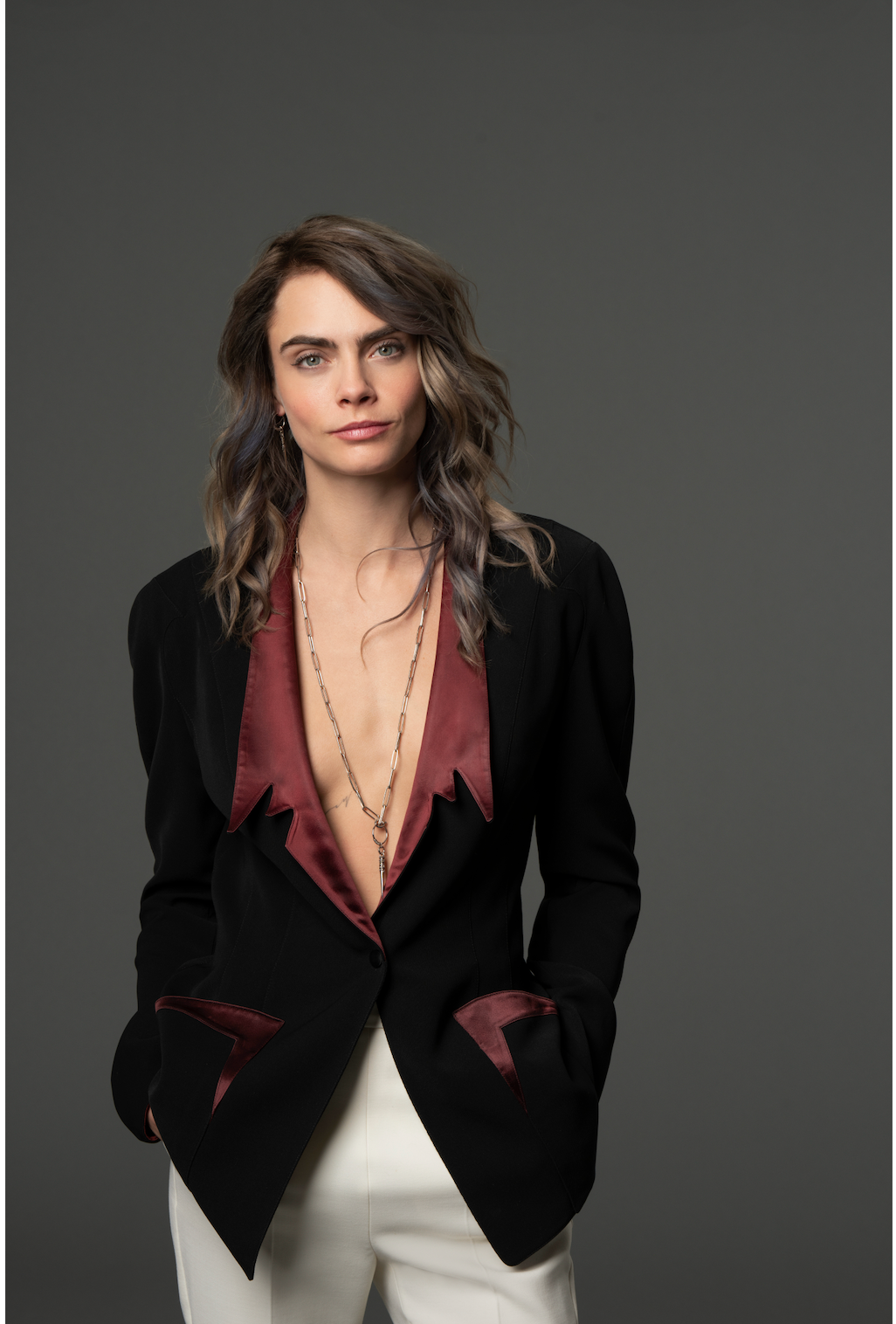 Jsem hrdá, že můžu reprezentovat svou komunitu, říká Cara Delevingne o roli v seriálu Jen vraždy v budově 