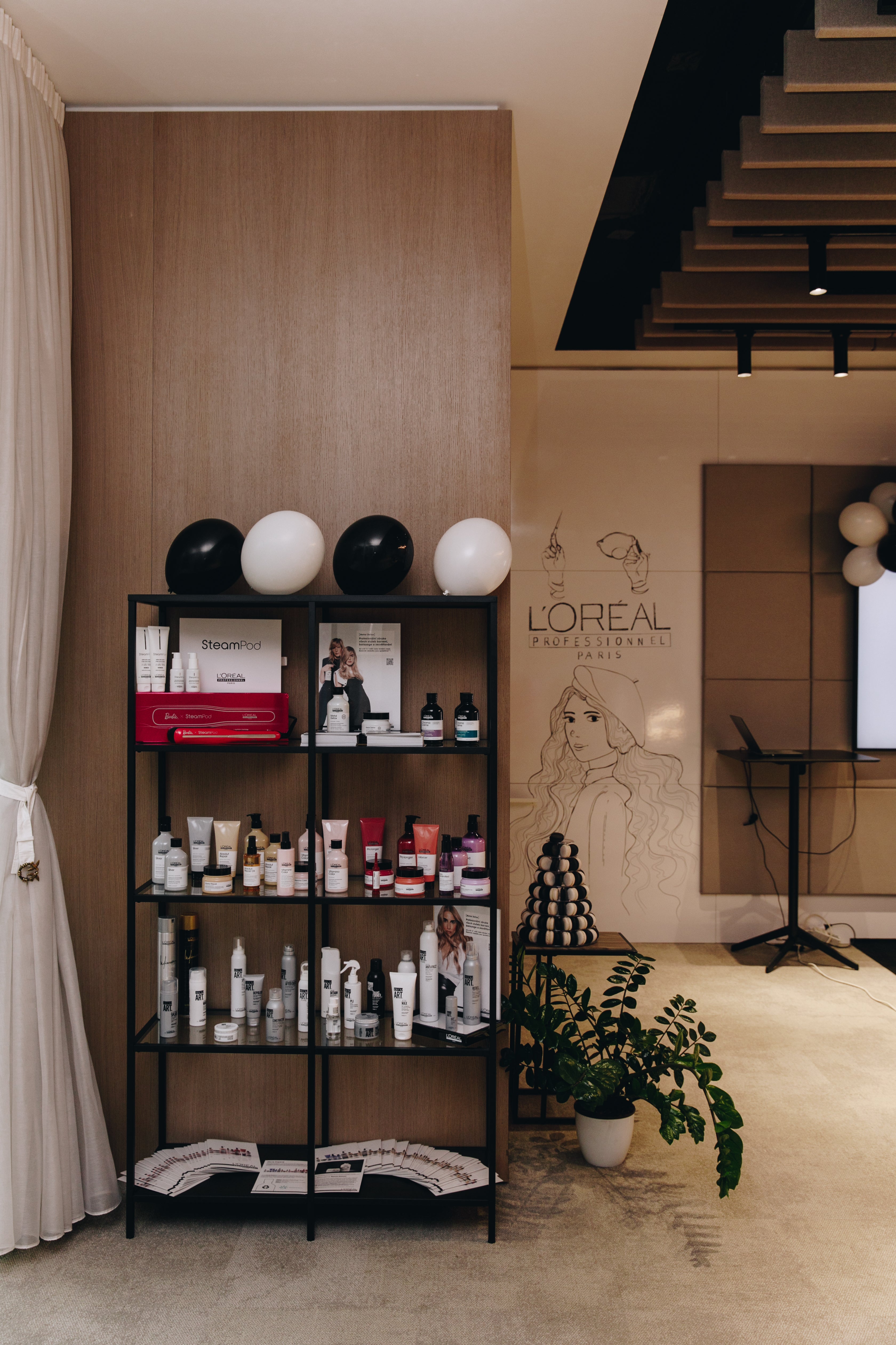 O hair styling vystupujících pečovali specialisté z L'Oréal Professionnel, kteří na místě radili všem zúčastněným také s výběrem vhodné kosmetiky pro nejrůznější typy vlasů, 31. března 2022