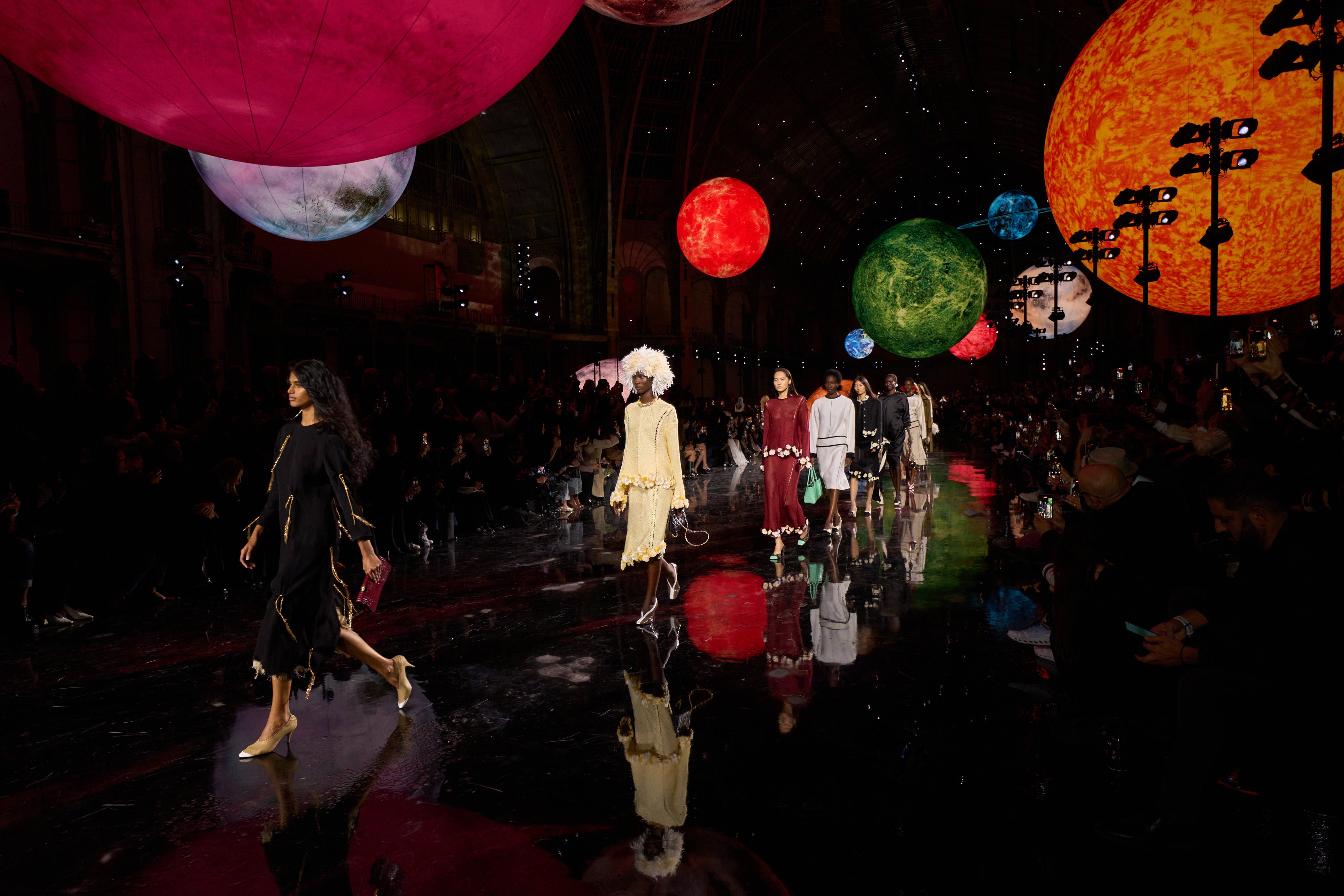 Co přinesly přehlídky na sezonu jaro–léto 2026? Zde je výběr toho nejdůležitějšího 