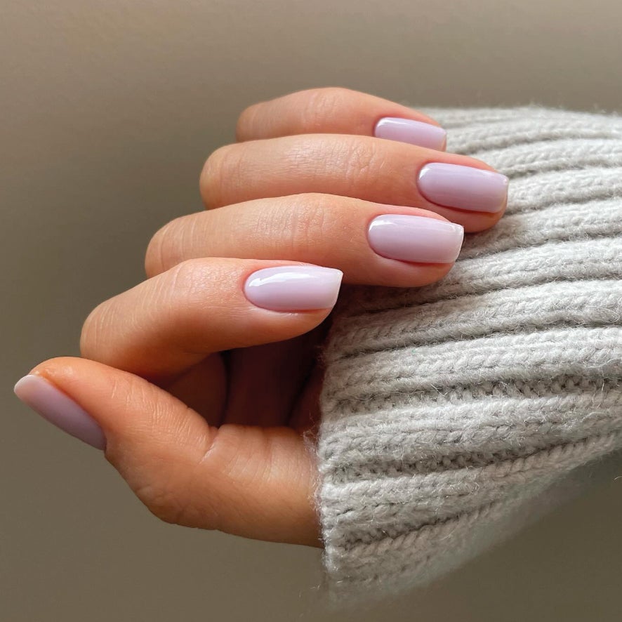 Levandulová manikúra        Autor: Instagram @samantharudge.beauty
