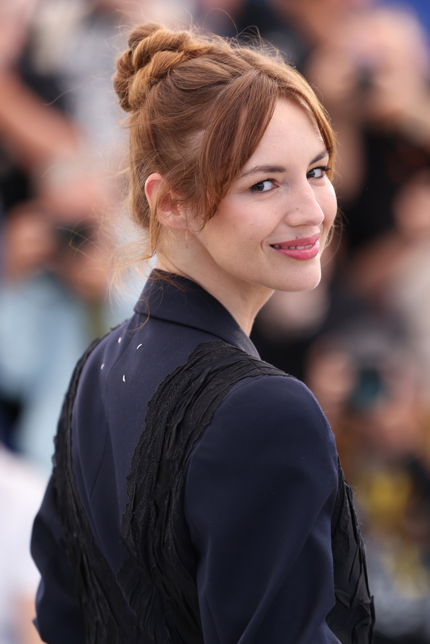 Louise Bourgoin na filmovém festivalu v Cannes 2026 s make-upem Dior a vlasy Dyson