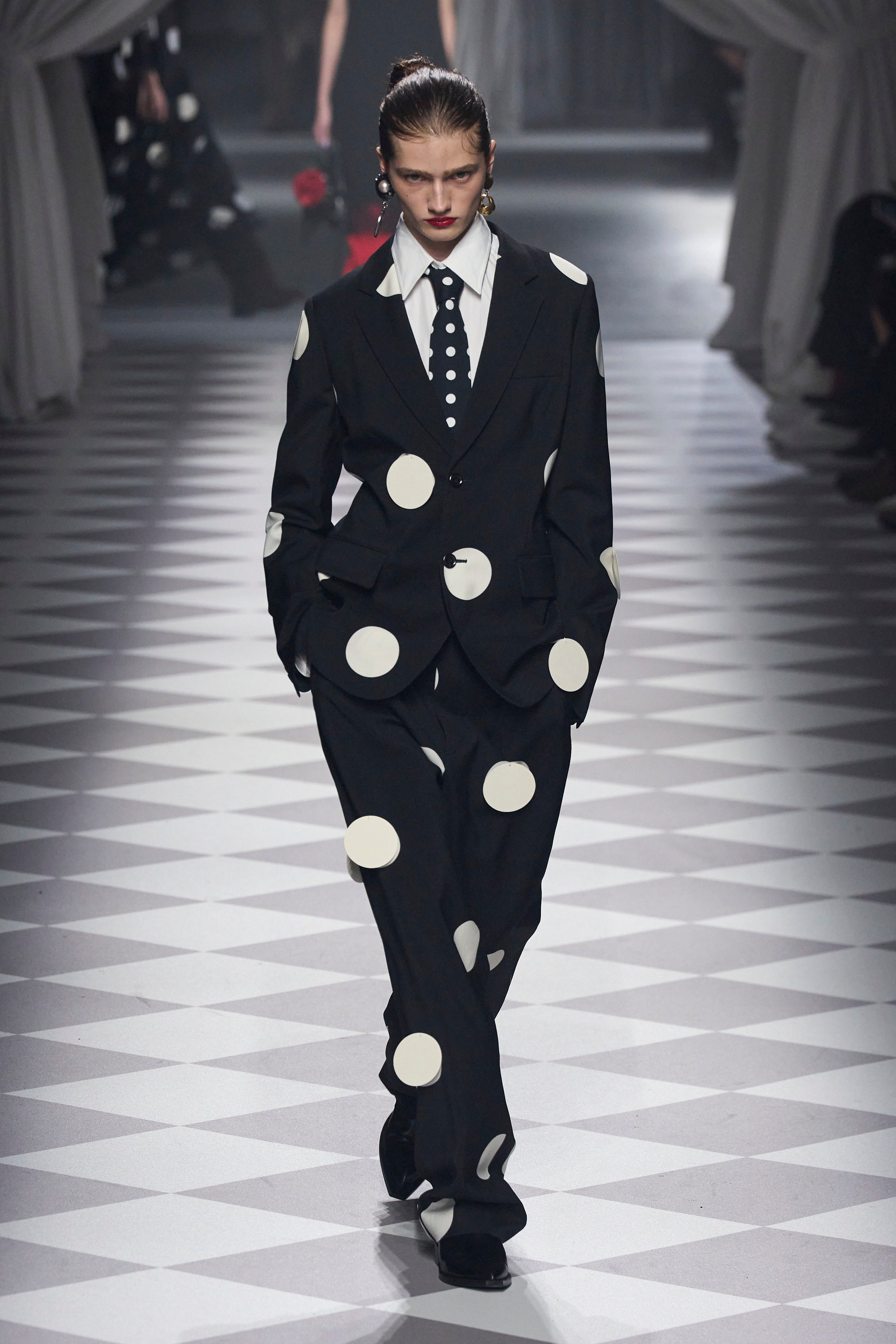 Objevte kouzlo trendy kalhot, které se skvěle hodí do práce, do divadla i na party