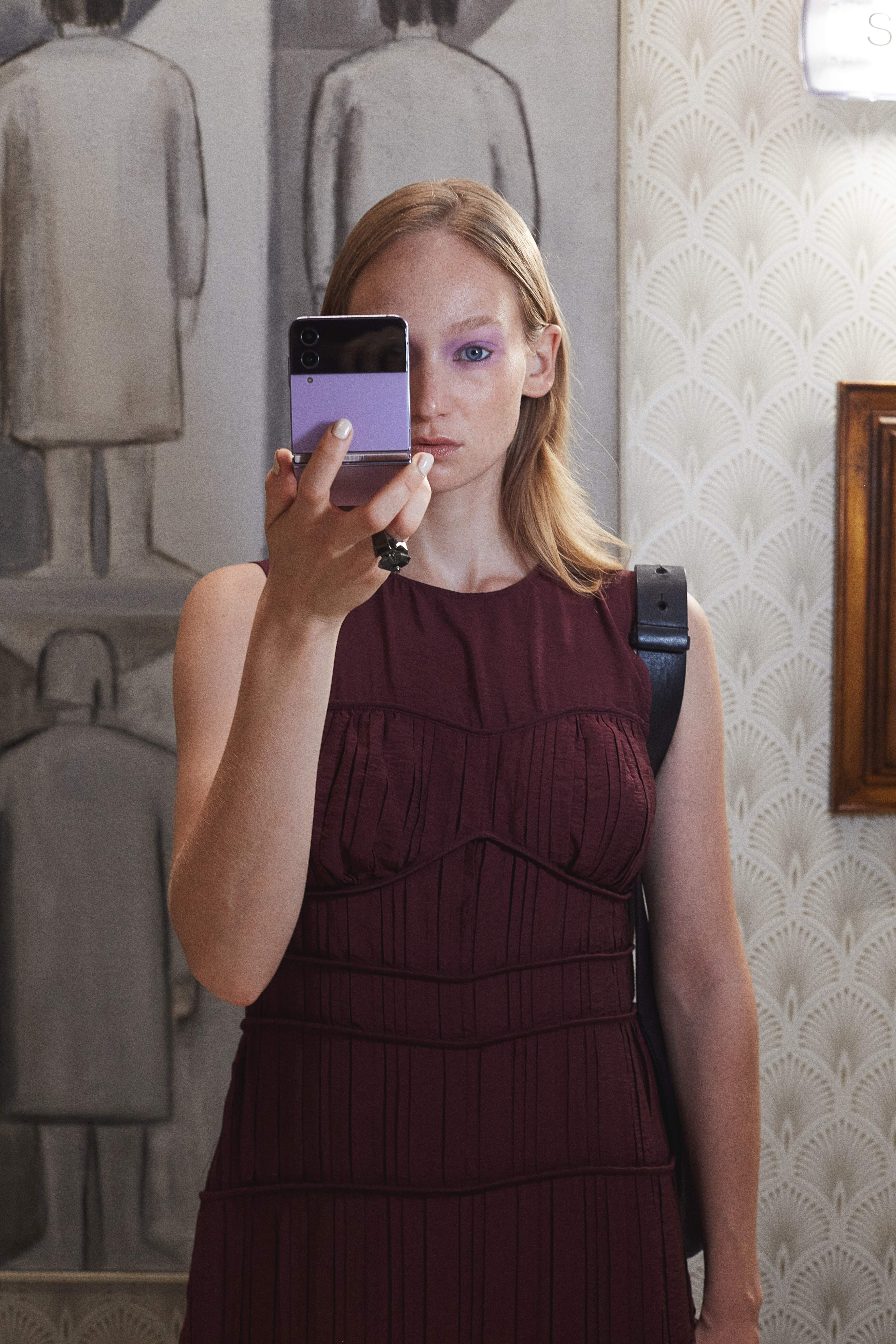 Frederika má na sobě prstýnek, Swarovski; šaty, H&M.  Květa Válová: Lidické ženy, 1972