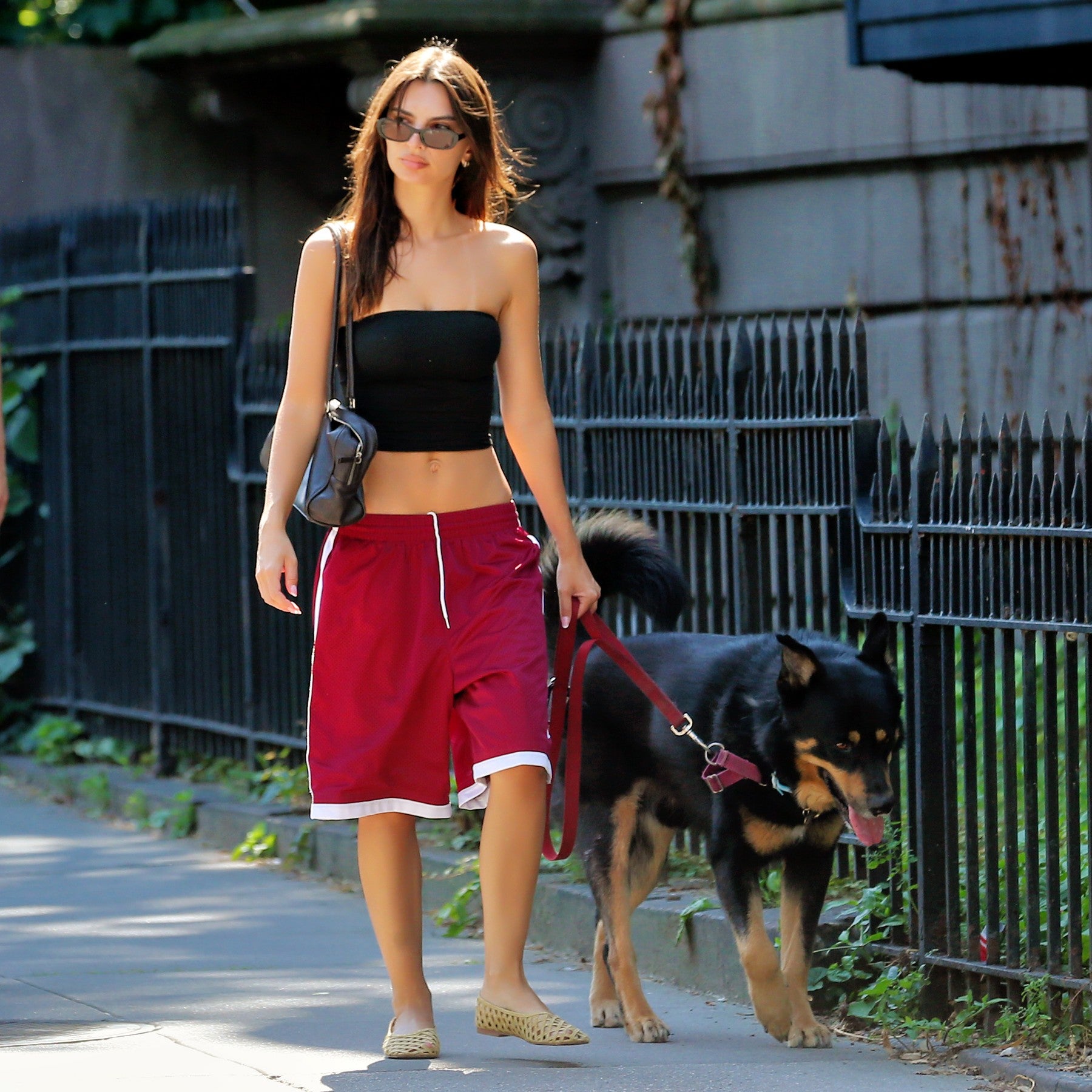 Emily Ratajkowski jako sexy verze Adama Sandlera