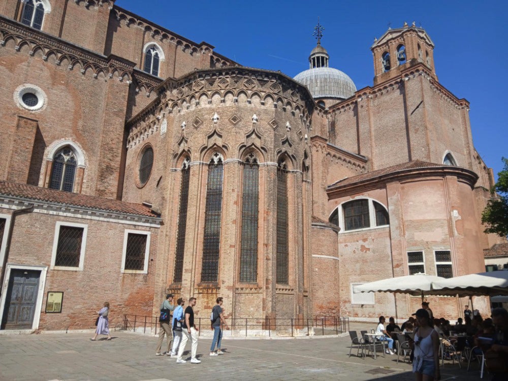 Campo Santi Giovanni e Paolo, náměstí se slavnou bazilikou, ve které jsou pohřbena benátská dóžata, jen kousek od knihkupectví.