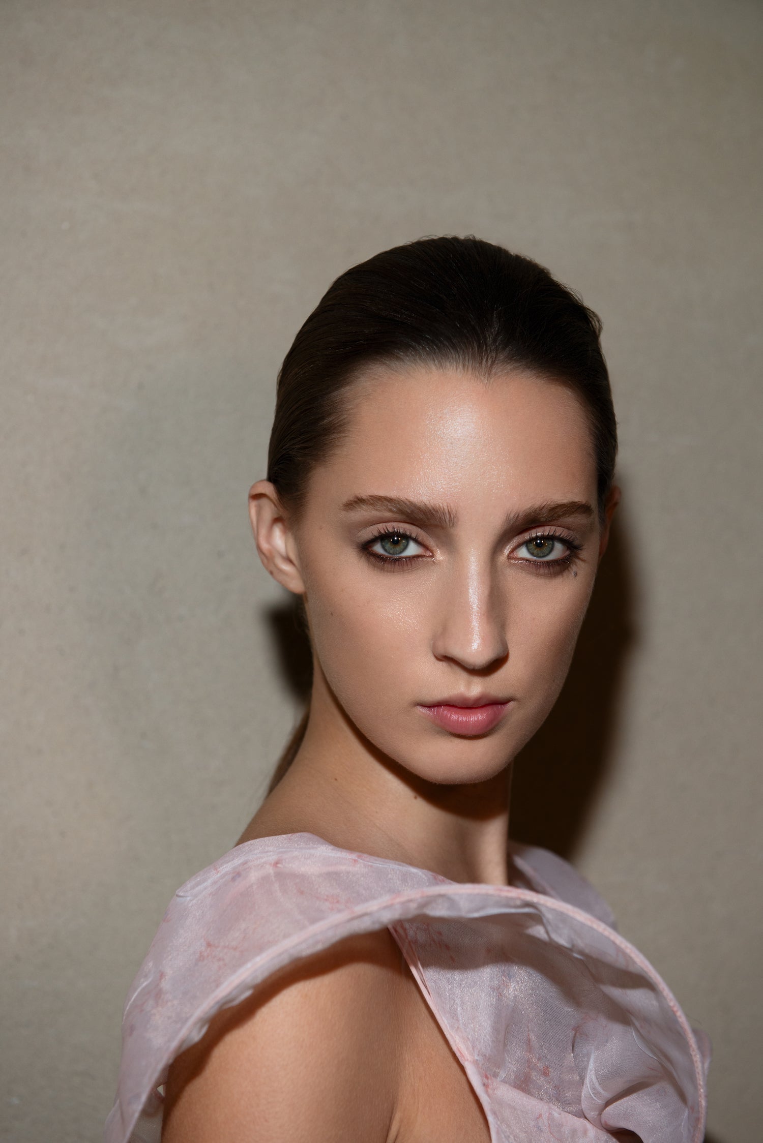 Jak chutná kakao na pleti: Victoria Beckham proměnila nostalgii v nový make-up manifest