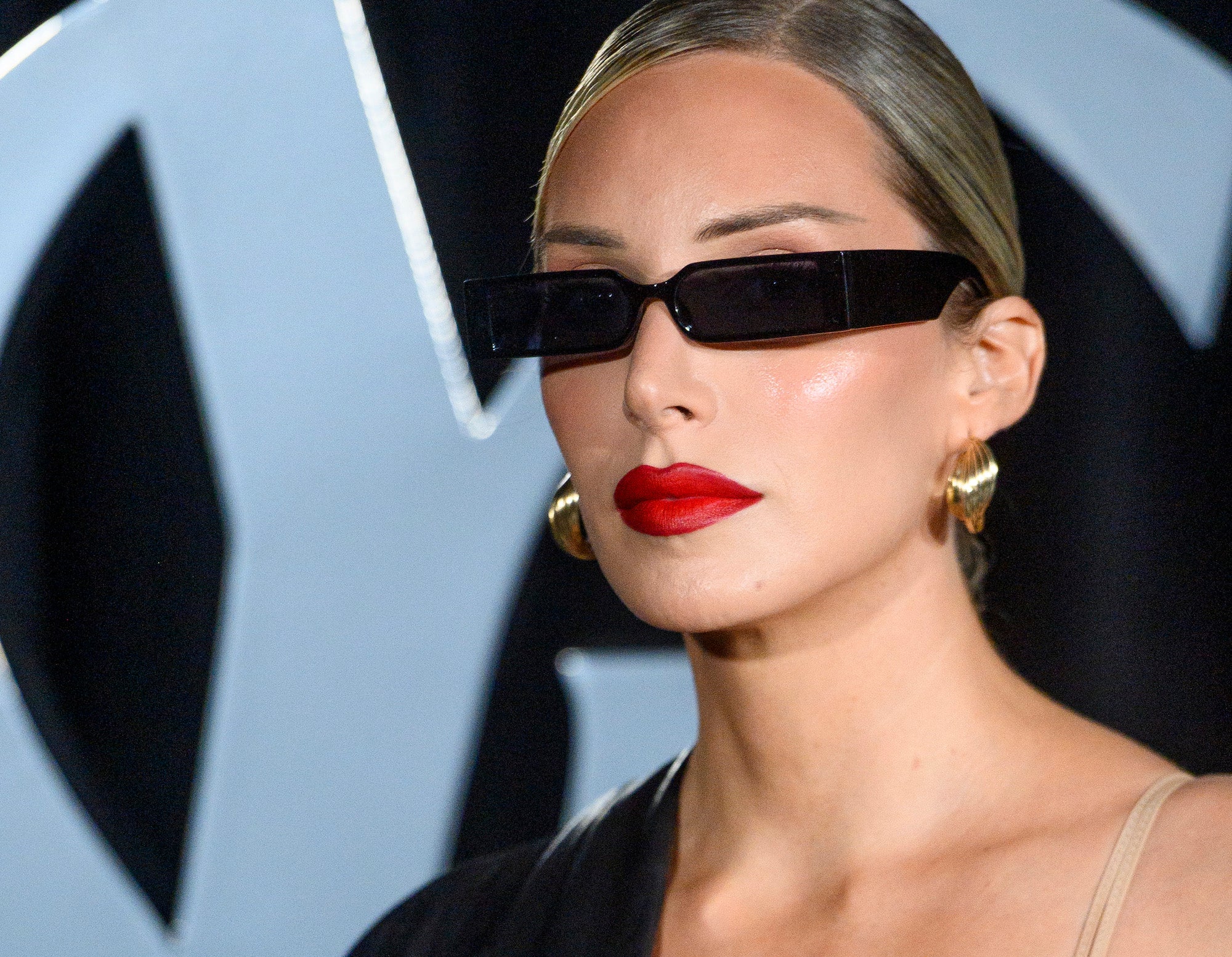 Červená rtěnka je víc než jen aktuální jarní trend. Využijte její efekt ke hře s pozorností