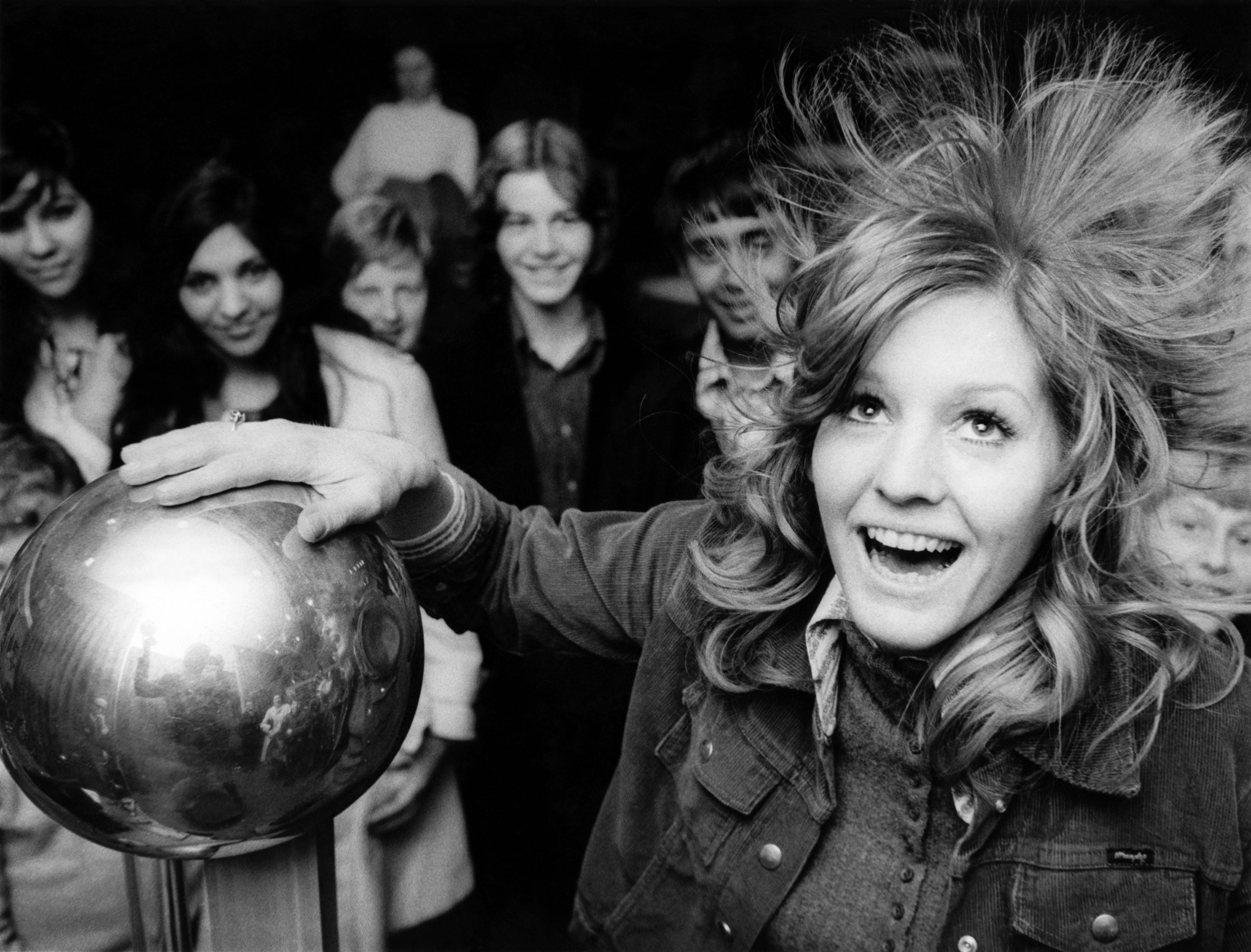 Statická elektřina ve vlasech: příčiny, chyby i rychlá řešení podle kadeřníků