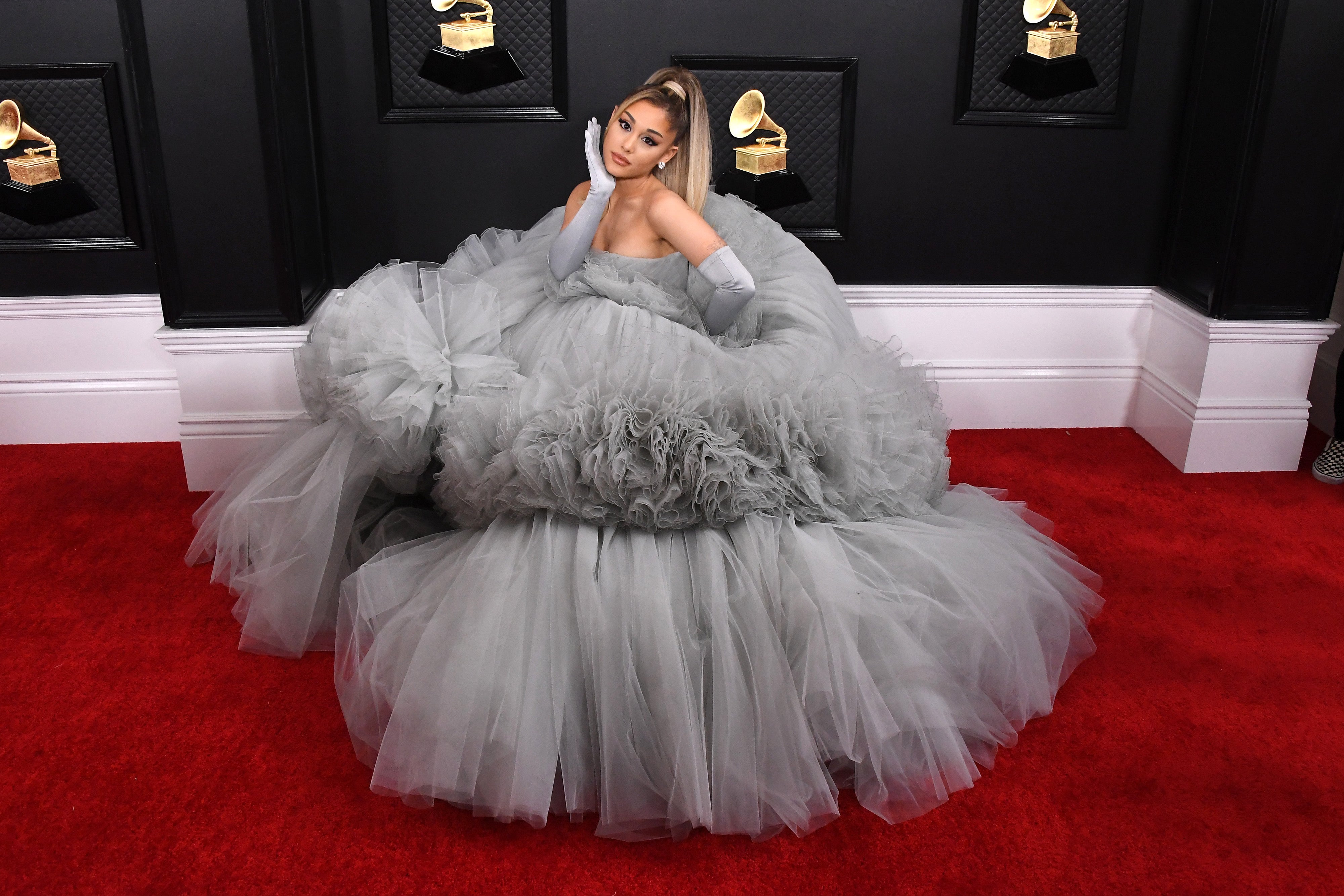 Ariana Grande v šatech Giambattista Valli