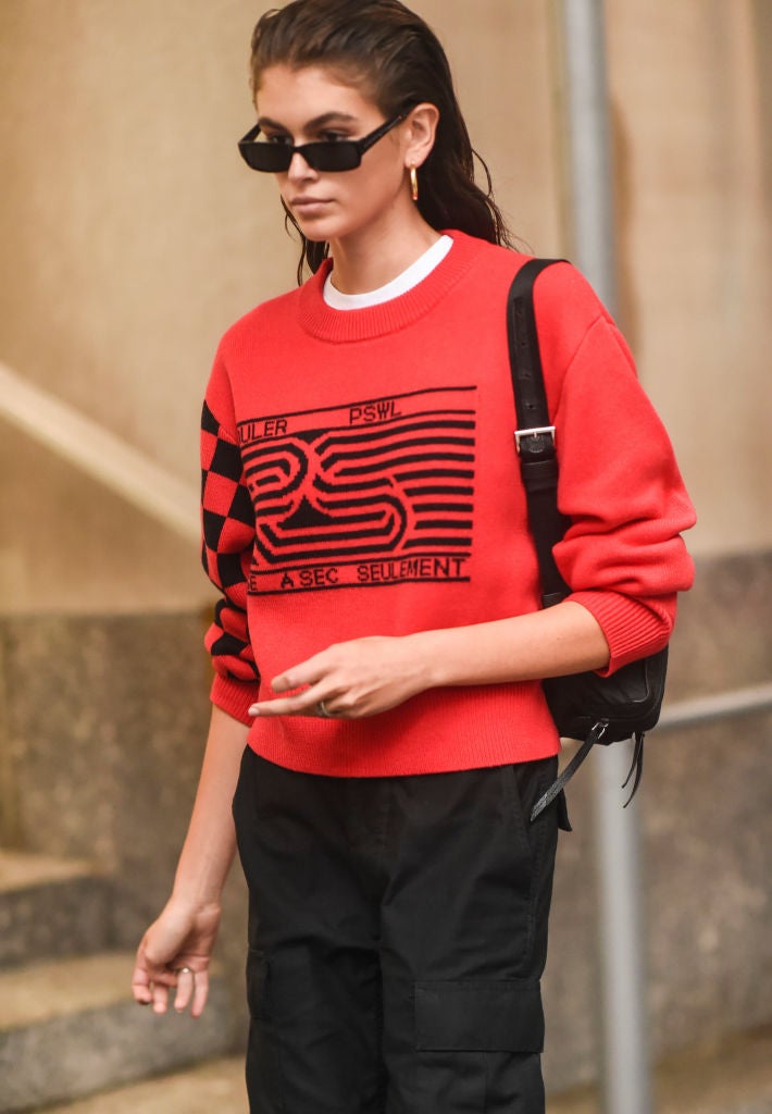 Kaia Gerber v červeném svetru Proenza Schouler