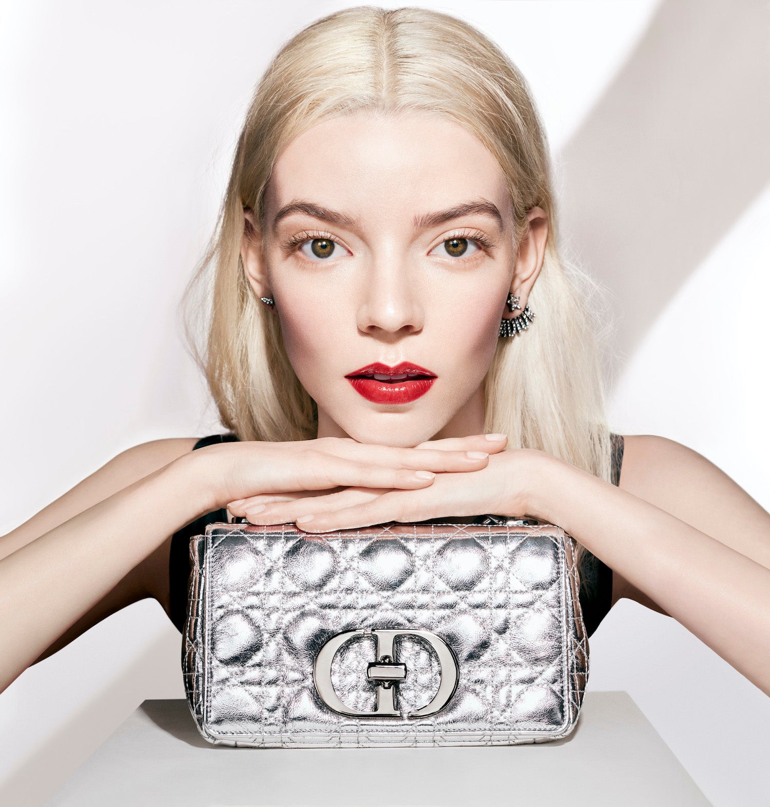 Anya Taylor-Joy v kampani Dior Addict       Autor: Liz Collins