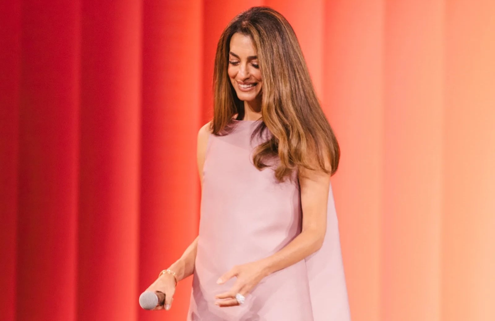 Všichni můžeme přispět k tomu, aby se dějiny vydaly správným směrem, říká Amal Clooney