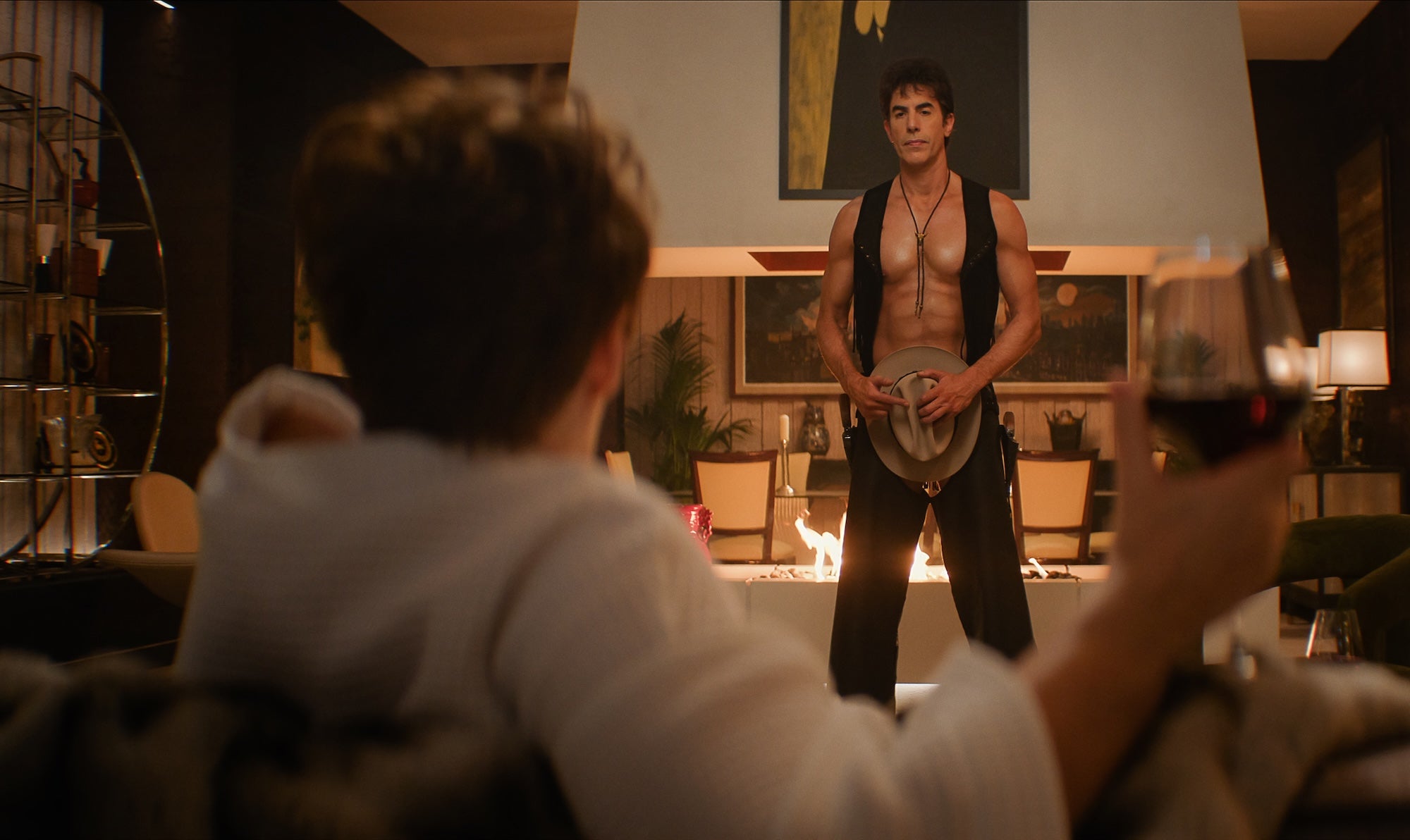 Fiona Shaw a Sacha Baron Cohen ve filmu Dámy mají přednost