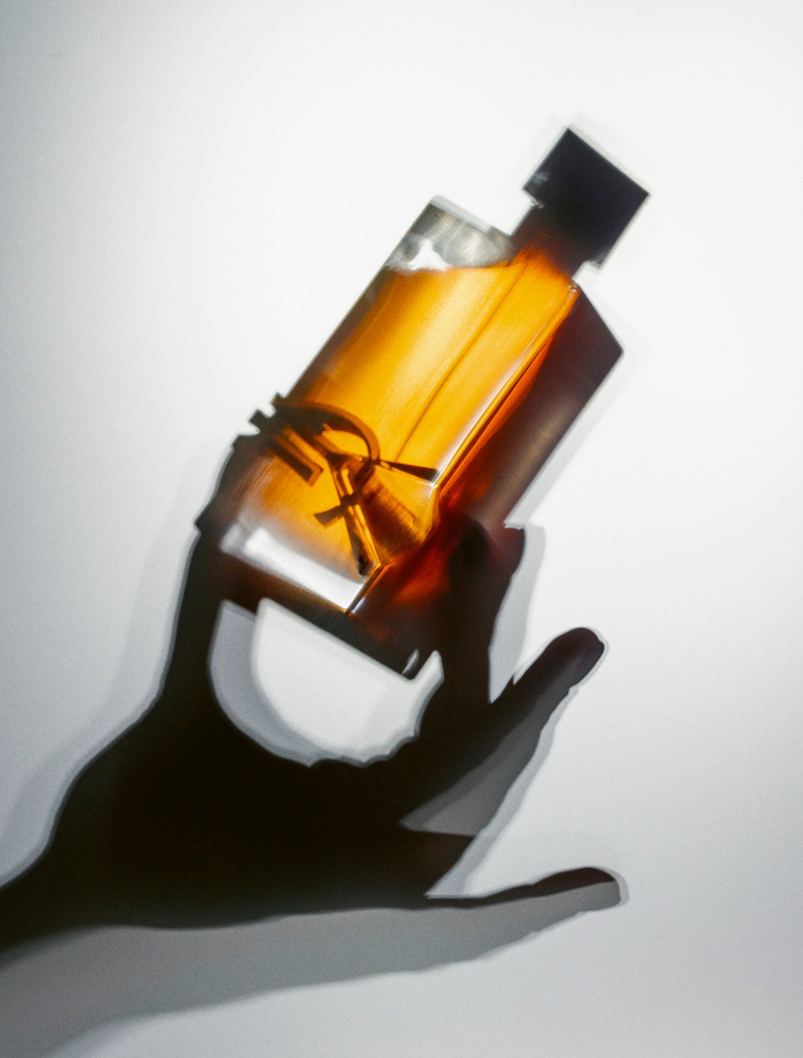 Rozluštěte tajemství vůní: Jaký je rozdíl mezi eau de toilette, cologne, eau de parfum a parfémovým extraktem