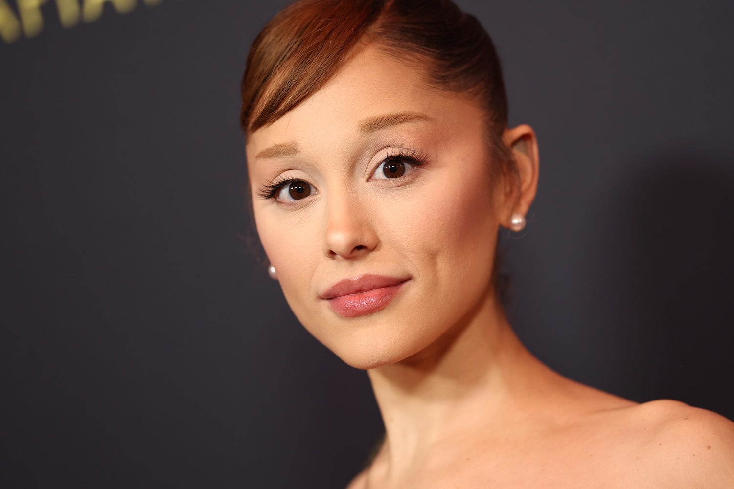 Objevte flat brow, nejžhavější K-beauty trend roku 2026, který přináší efekt okamžitého liftingu obličeje