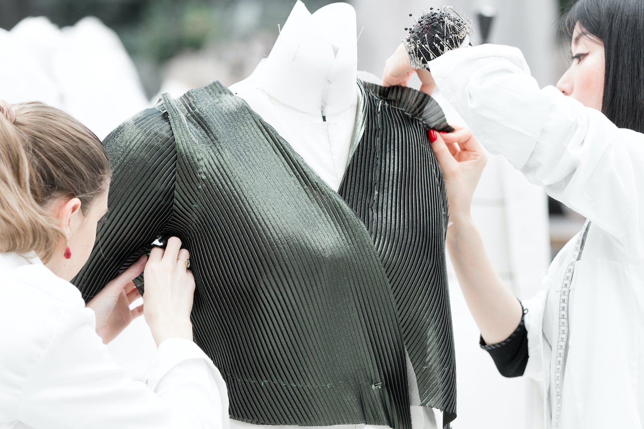 Tajemství šatů Jennifer Aniston, Meryl Streep a Charlize Theron