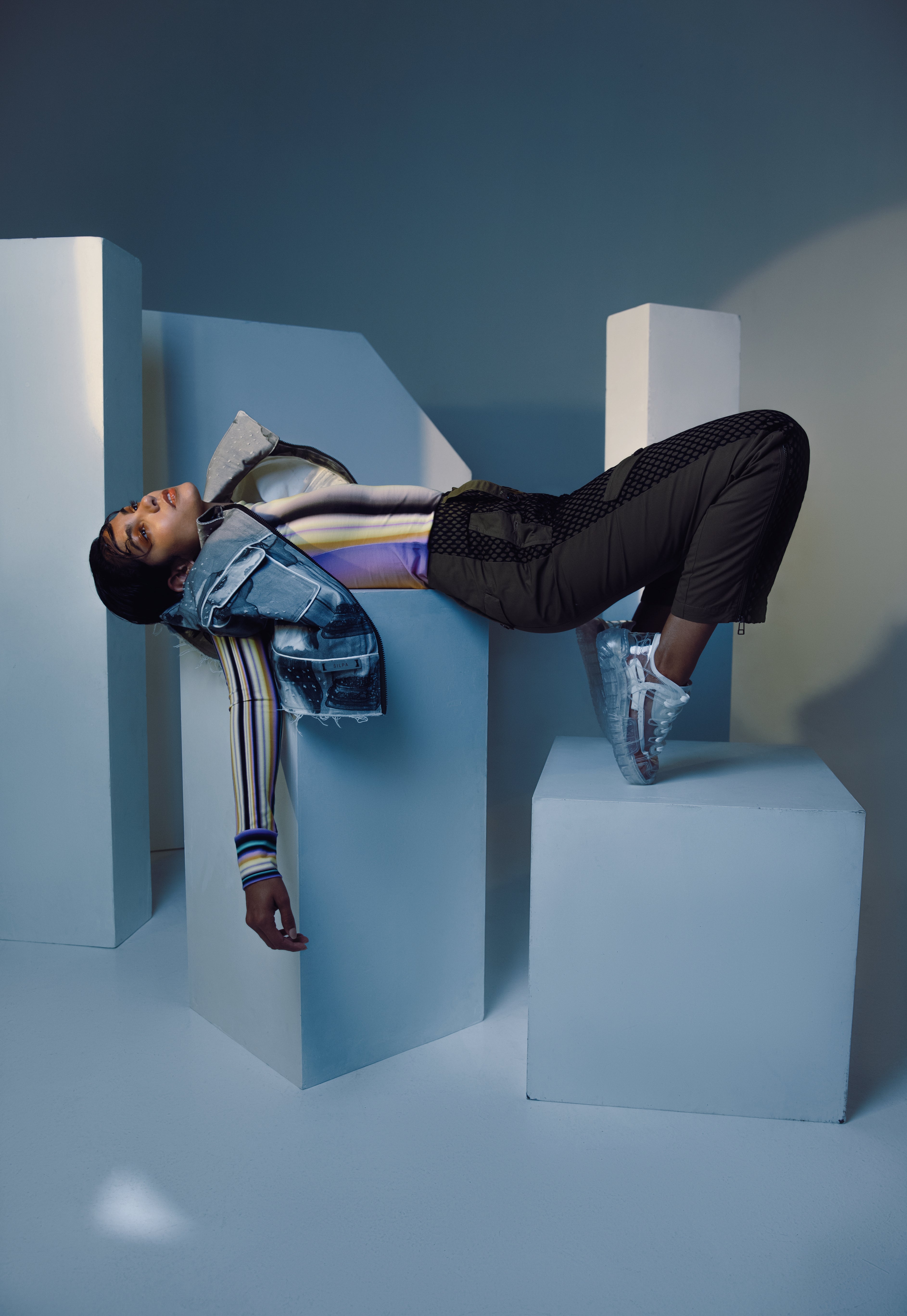 Top s dlouhým rukávem, Tereza Rosalie Kladosova, 2 100 Kč, prodává Zalando. Vesta, ŚILPA, 8 827 Kč, prodává Zalando. Kapsáče, SHOOP, 5 530 Kč, prodává Zalando. Tenisky, GCDS,  5 772 Kč, prodává Zalando.