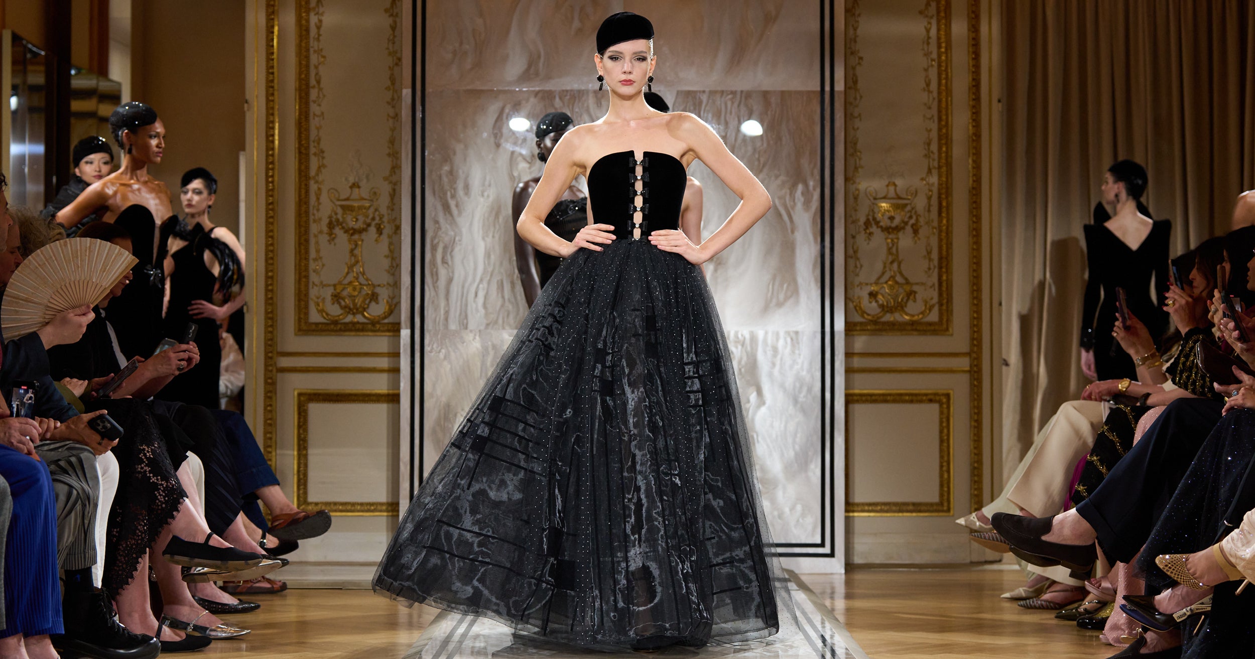 Armani Privé podzim/zima 2025–2026: Černá vládne subtilně i dramaticky