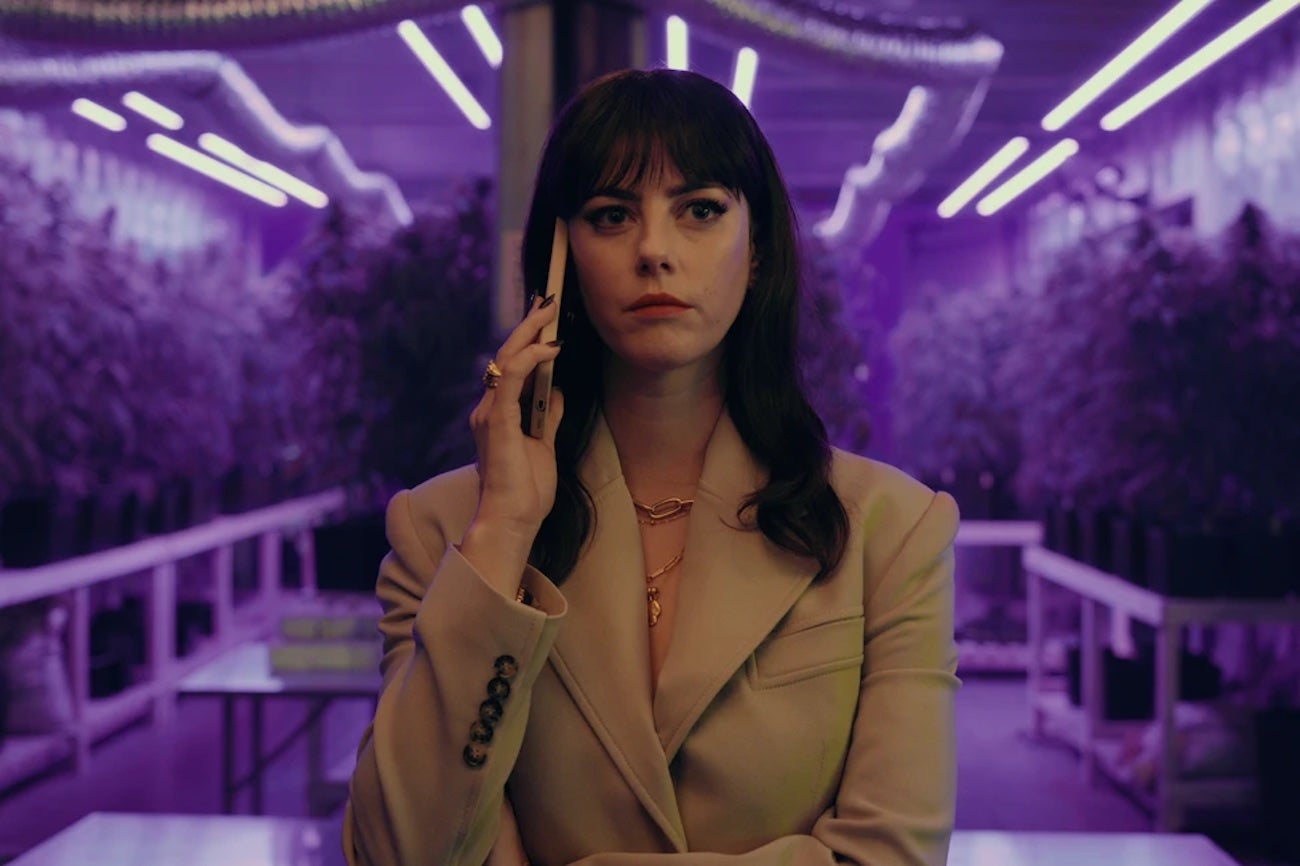 Britcore aneb Kostýmy z netflixového hitu Gentlemani jsou skvělým vzorem pro všechny girlbosses