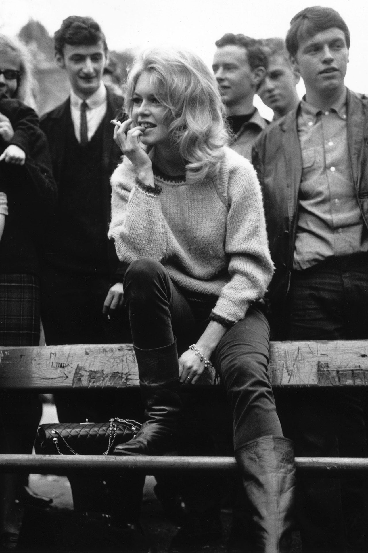 Brigitte Bardot s kabelkou Chanel, 1963