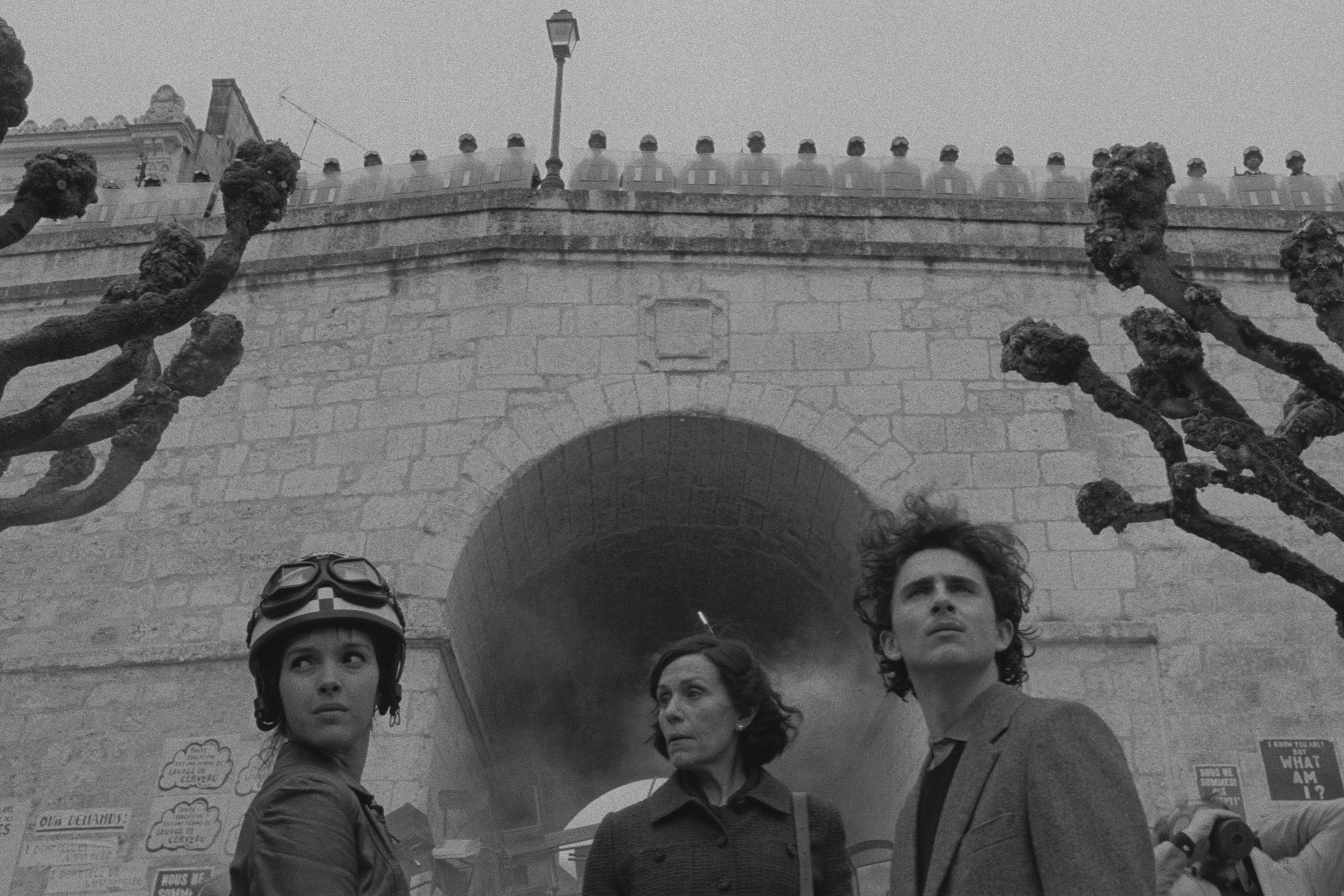 Lyna Khoudri, Frances McDormand a Timothée Chalamet ve filmu The French Dispatch