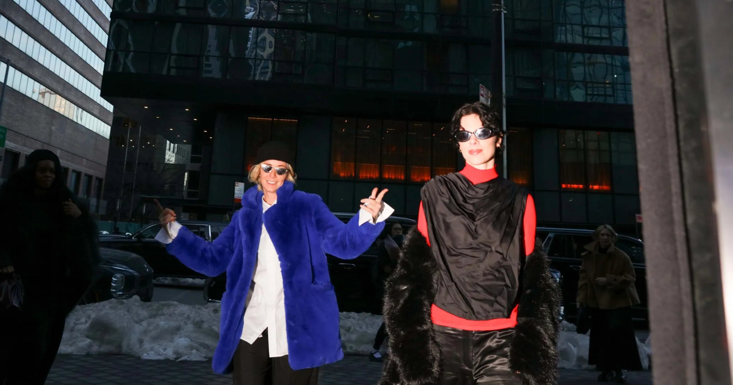 Modré džíny, hnědé kožené bundy a pánské obleky. Street stylu New Yorku diktuje friday casual style