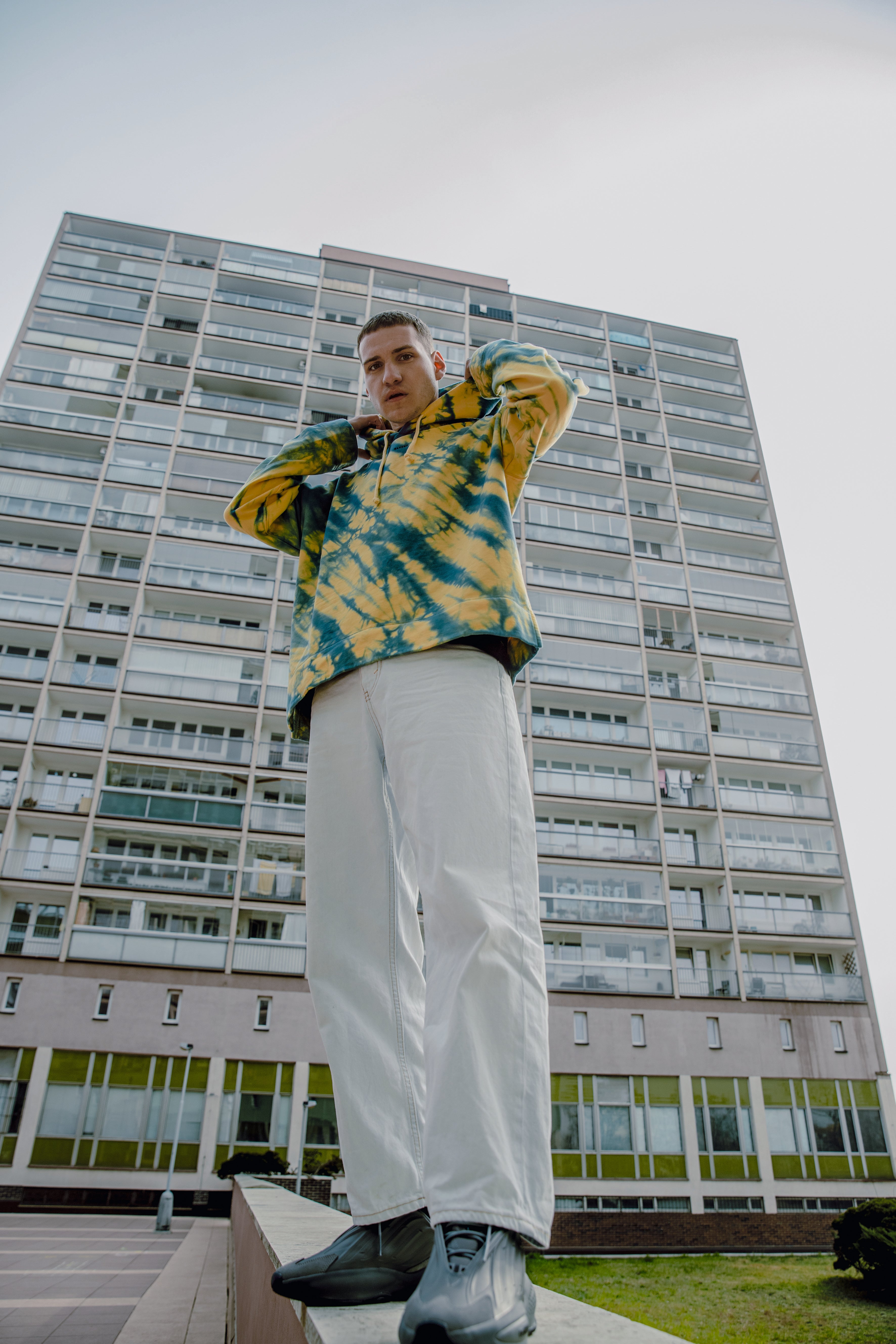 NobodyListen má na sobě mikinu, sandro, prodává Zalando, 5 300 Kč; džíny, YMC You Must Create, prodává Zalando, 3 888 Kč; tenisky, adidas Originals, prodává Zalando, 3 360 Kč. NobodyListen má na sobě mikinu, sandro, prodává Zalando, 5 300 Kč; džíny, YMC You Must Create, prodává Zalando, 3 888 Kč; tenisky, adidas Originals, prodává Zalando, 3 360 Kč.