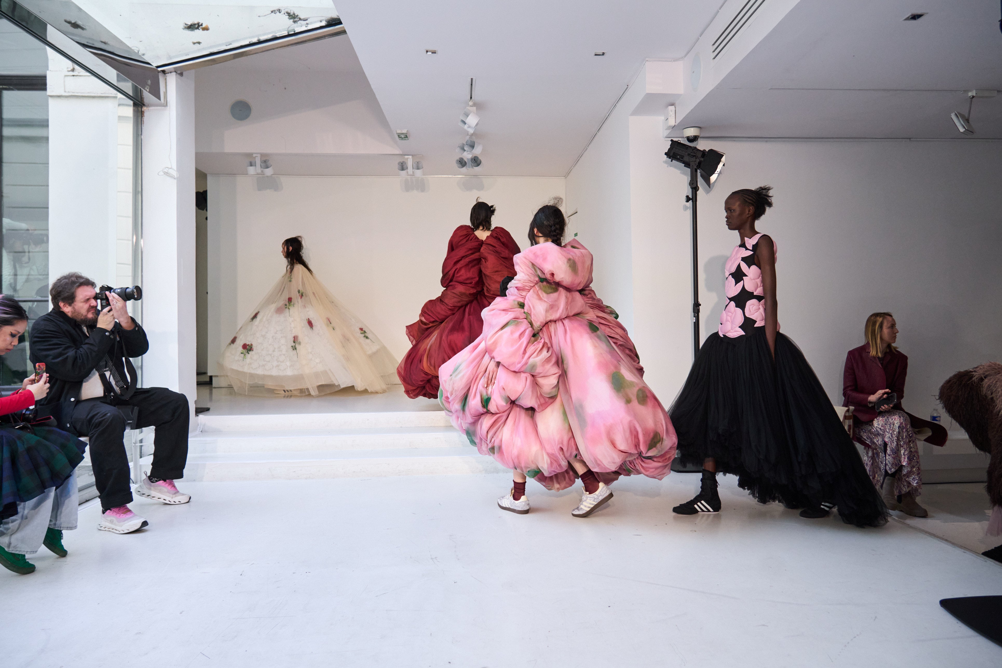 Šaty a boty, které neladí. A právě proto fungují