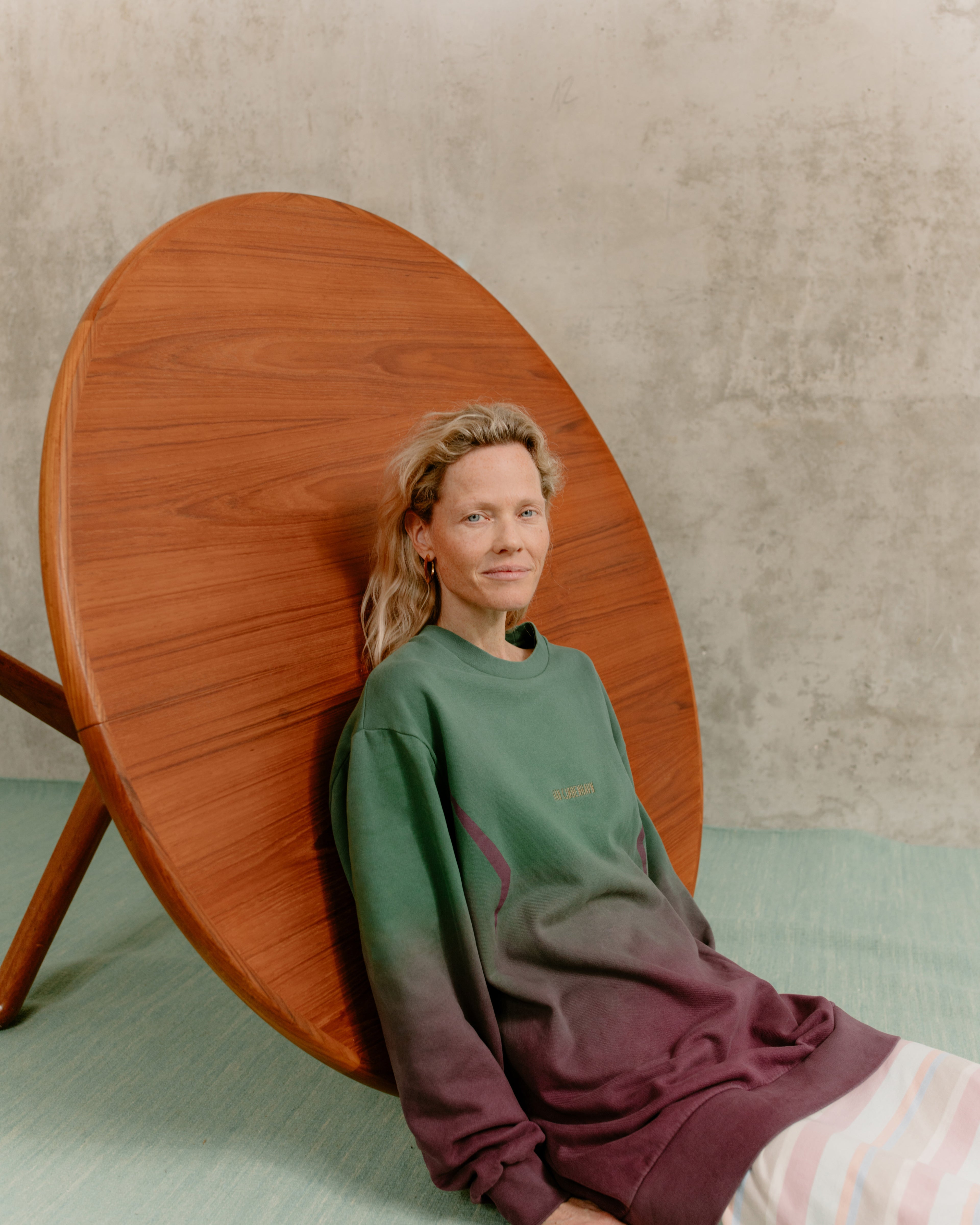 Modelka má na sobě mikinu značky Han Kjøbenhavn a sukni Libertine Libertine, obojí ušité ze 100% organické bavlny