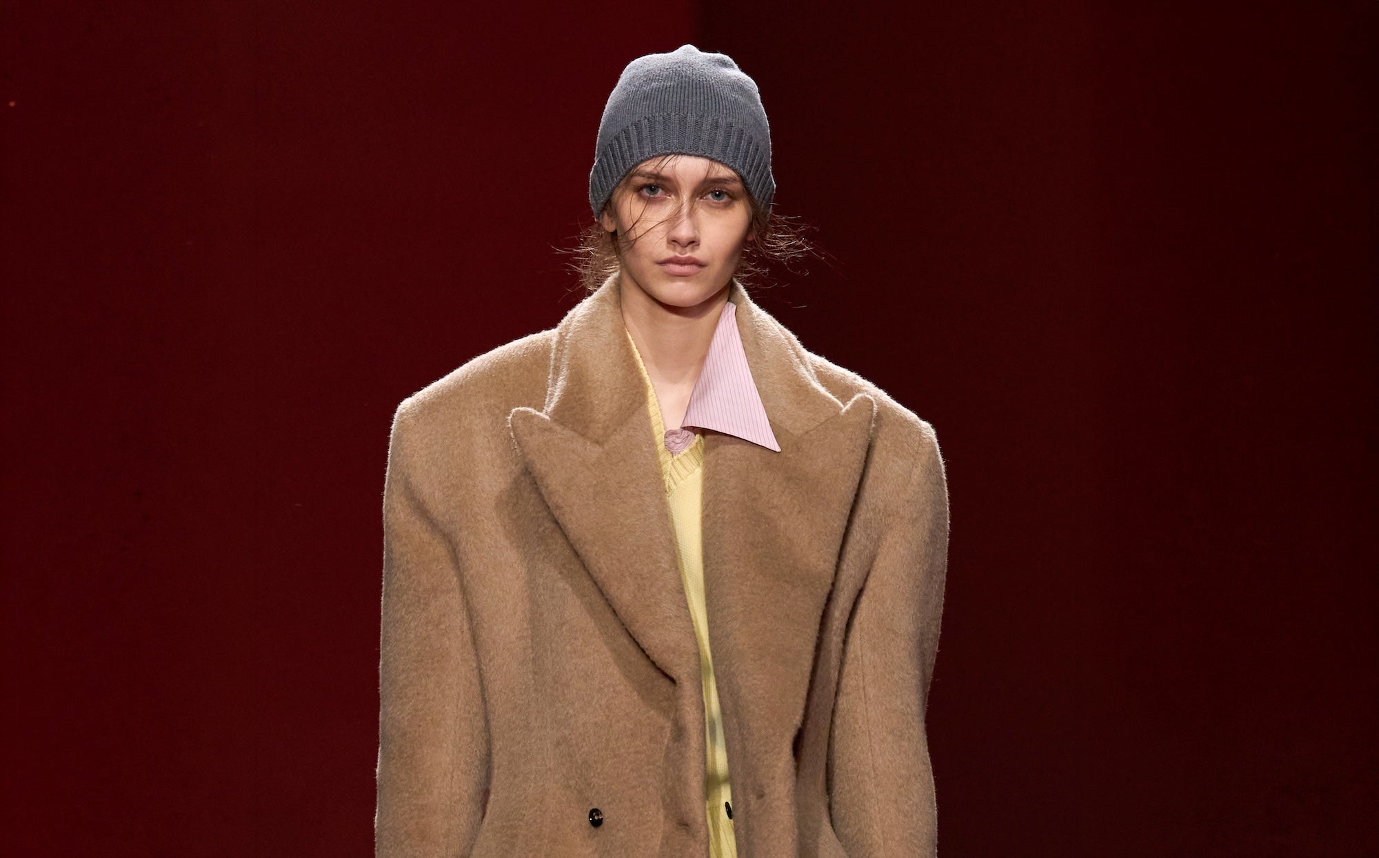 Rozvrkočený límec. Trendy detail, který mile překvapí na vašem office looku