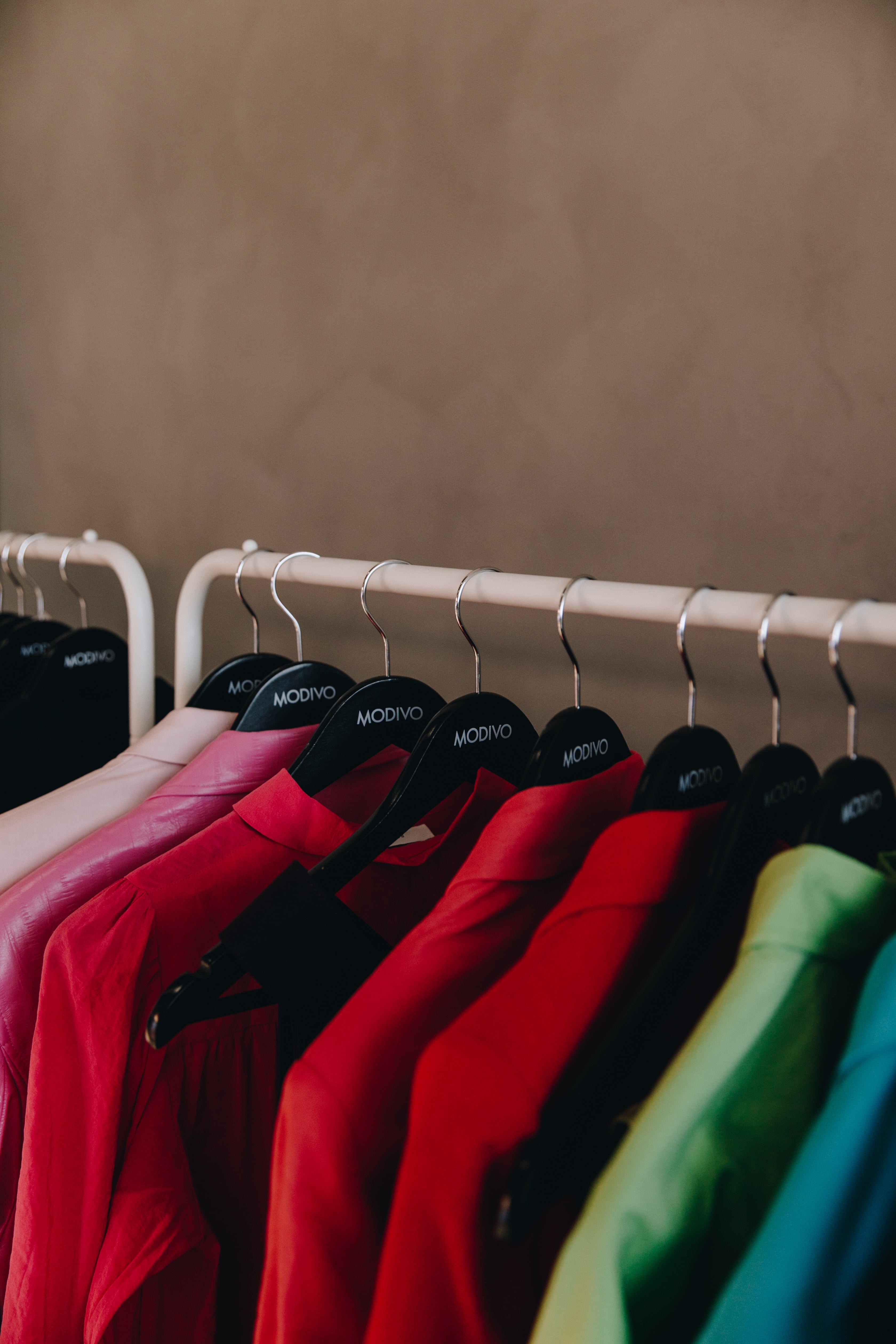 Modivo obléklo moderátorku akce Pavlínu Wolfovou a pro zúčastněné si připravilo výběr outfitů v jarních barvách, 31. března 2022