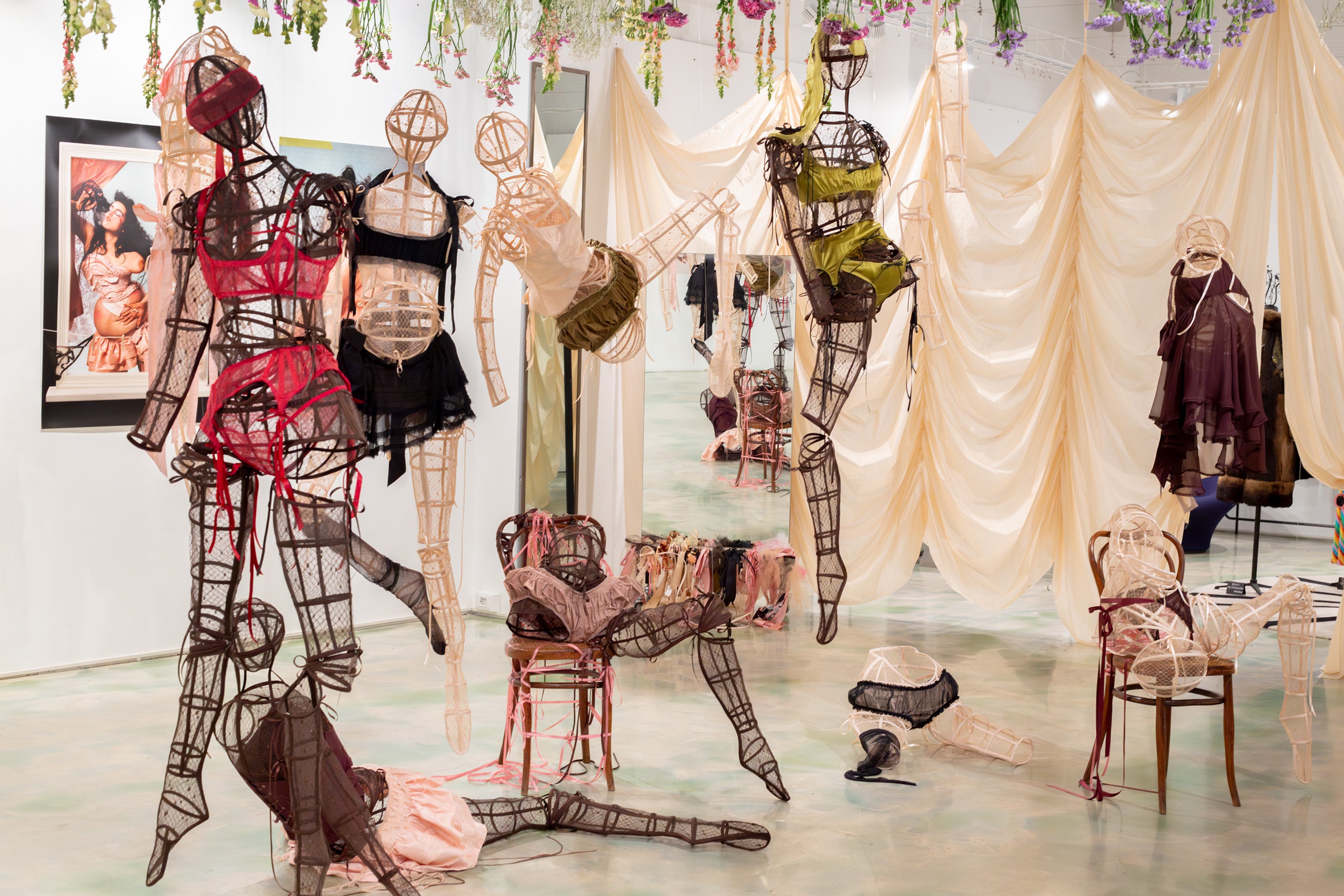 Michaela Stark tvoří korzety jako umělecká díla. Tělo deformuje, aby ukázala jeho krásu
