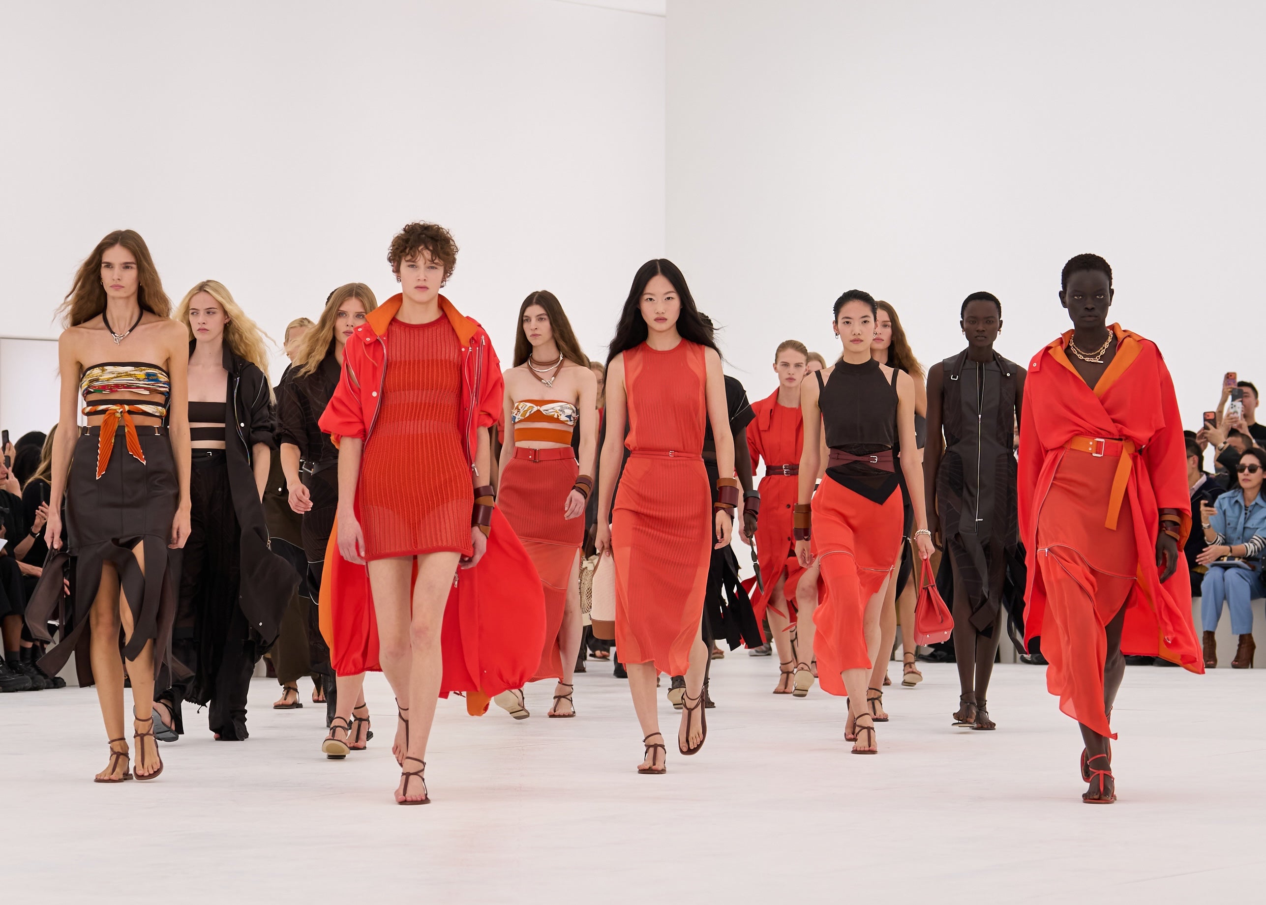 Hermès představuje šatník na jaro a léto 2027 inspirovaný vzduchem a neviditelnou lehkostí