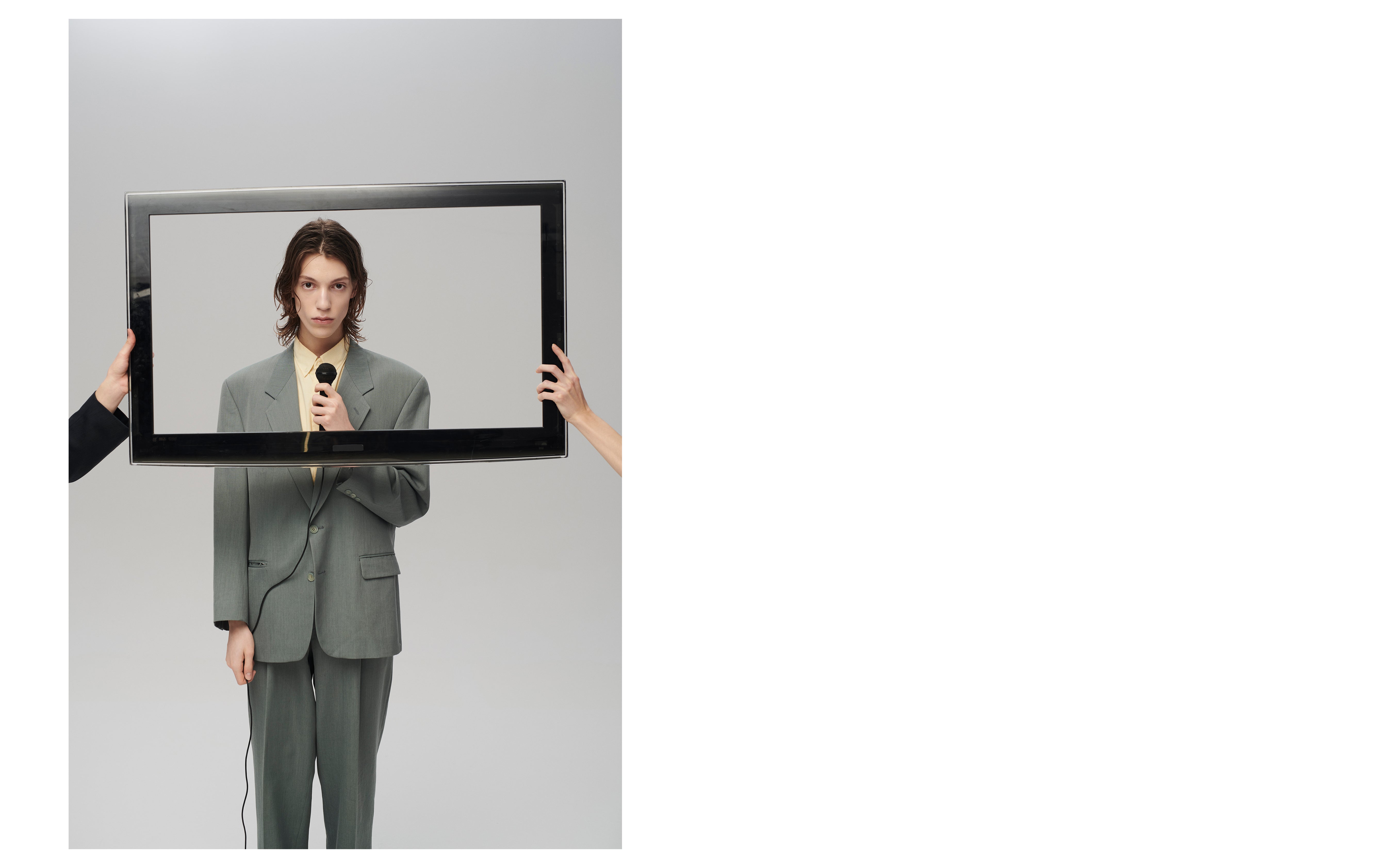 Košile, RALPH LAUREN; sako, kalhoty, obojí VINTAGE. Košile, RALPH LAUREN; sako, kalhoty, obojí VINTAGE.