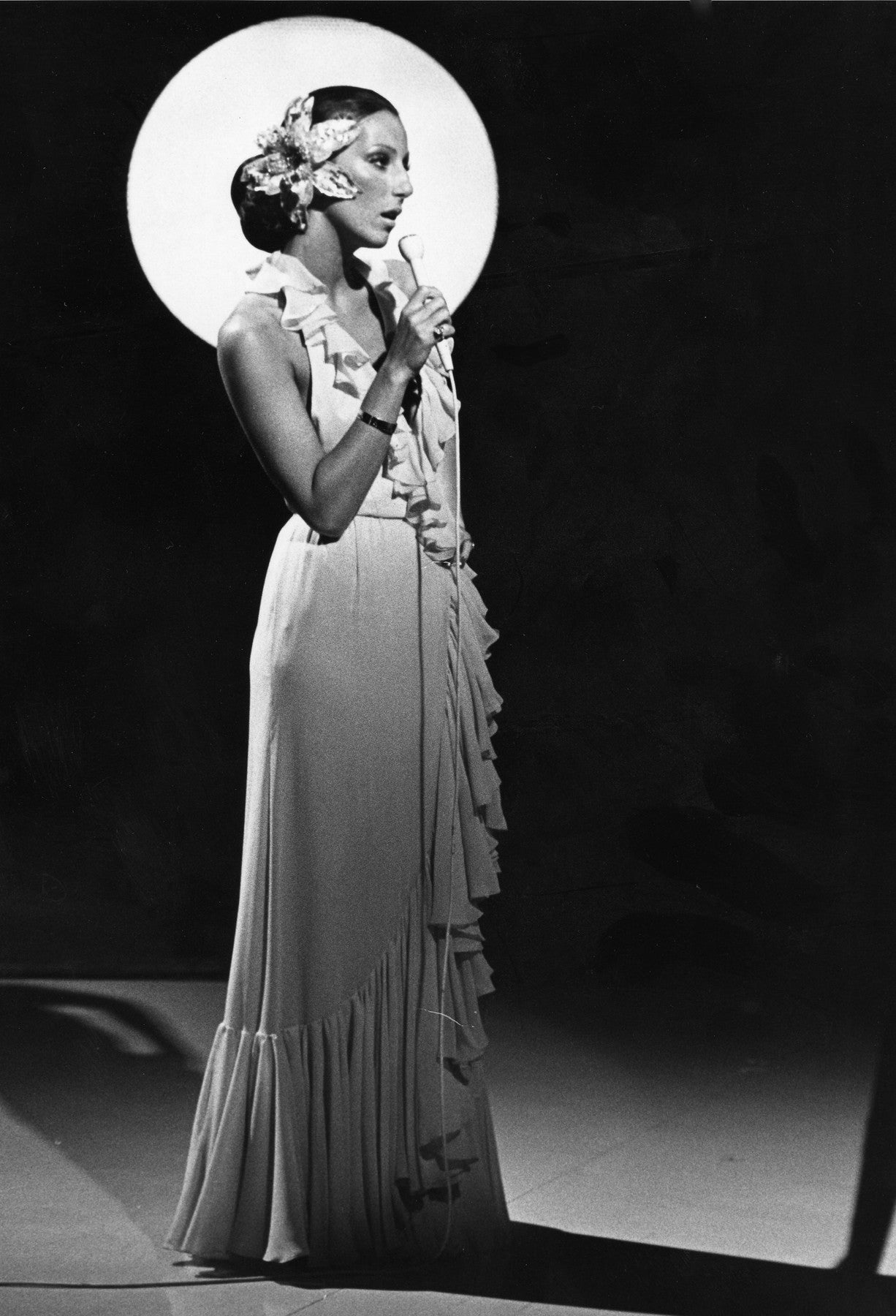 Cher v šatech Bob Mackie v The Sonny and Cher Comedy Hour, 1972