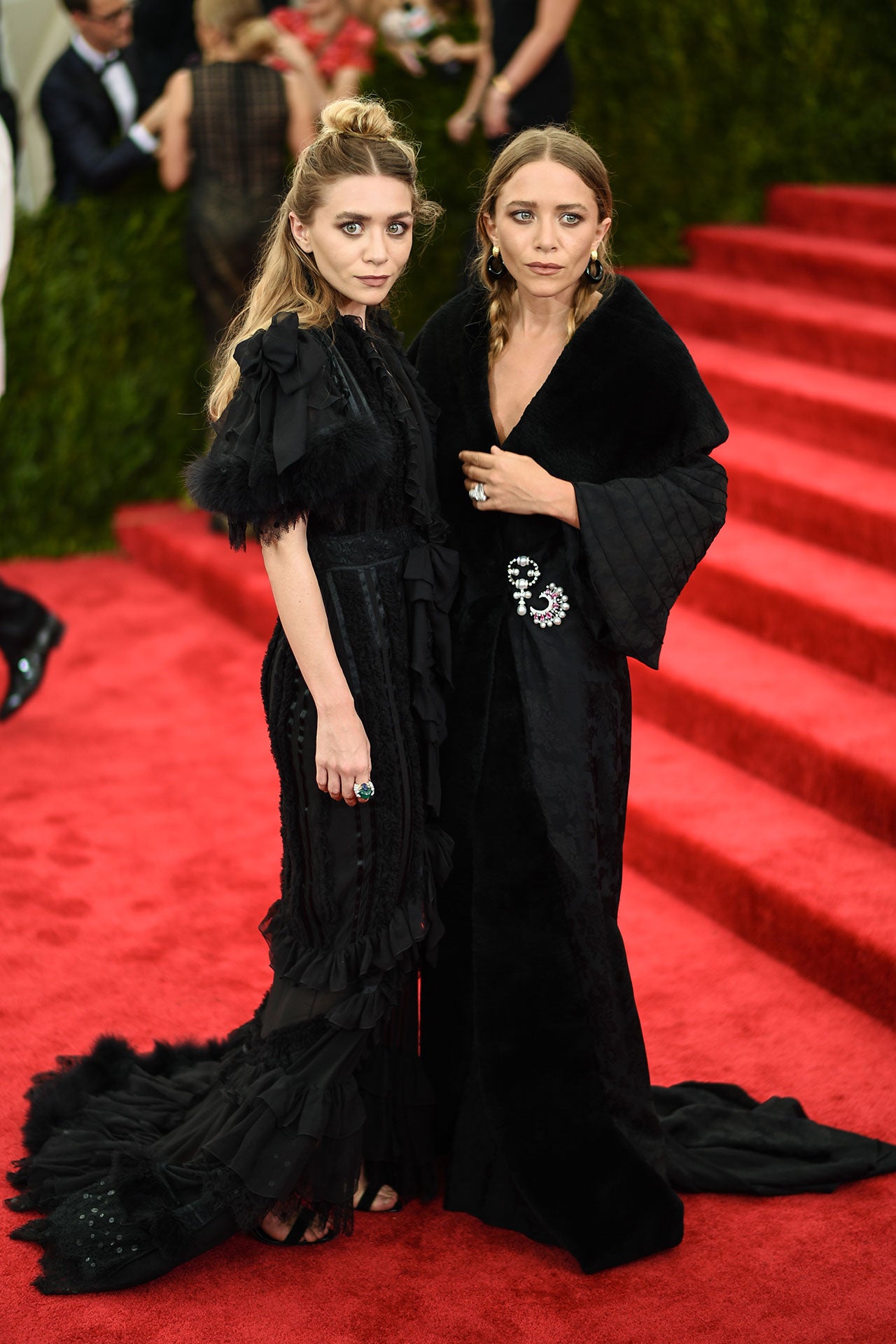 Ashley Olsen a Mary-Kate Olsen na Met Gala 2015, téma China: Through The Looking Glass, Metropolitní muzeum v New Yorku, květen 2015
