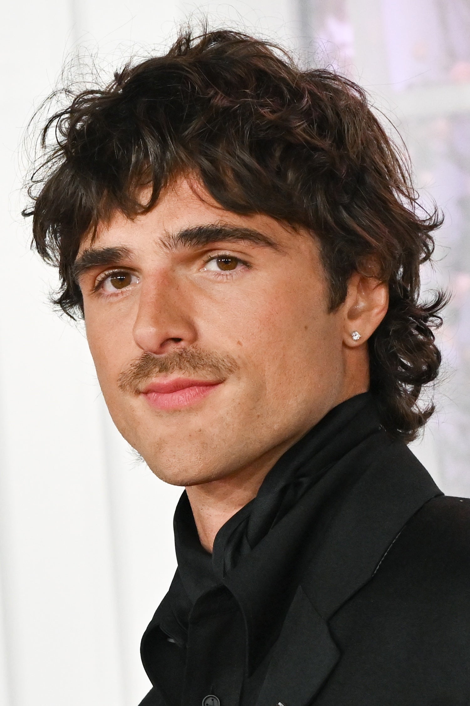 Všichni hot kluci nosí mullet 401k. Jak se z kontroverzního účesu na Jágra stal v roce 2026 největší hit