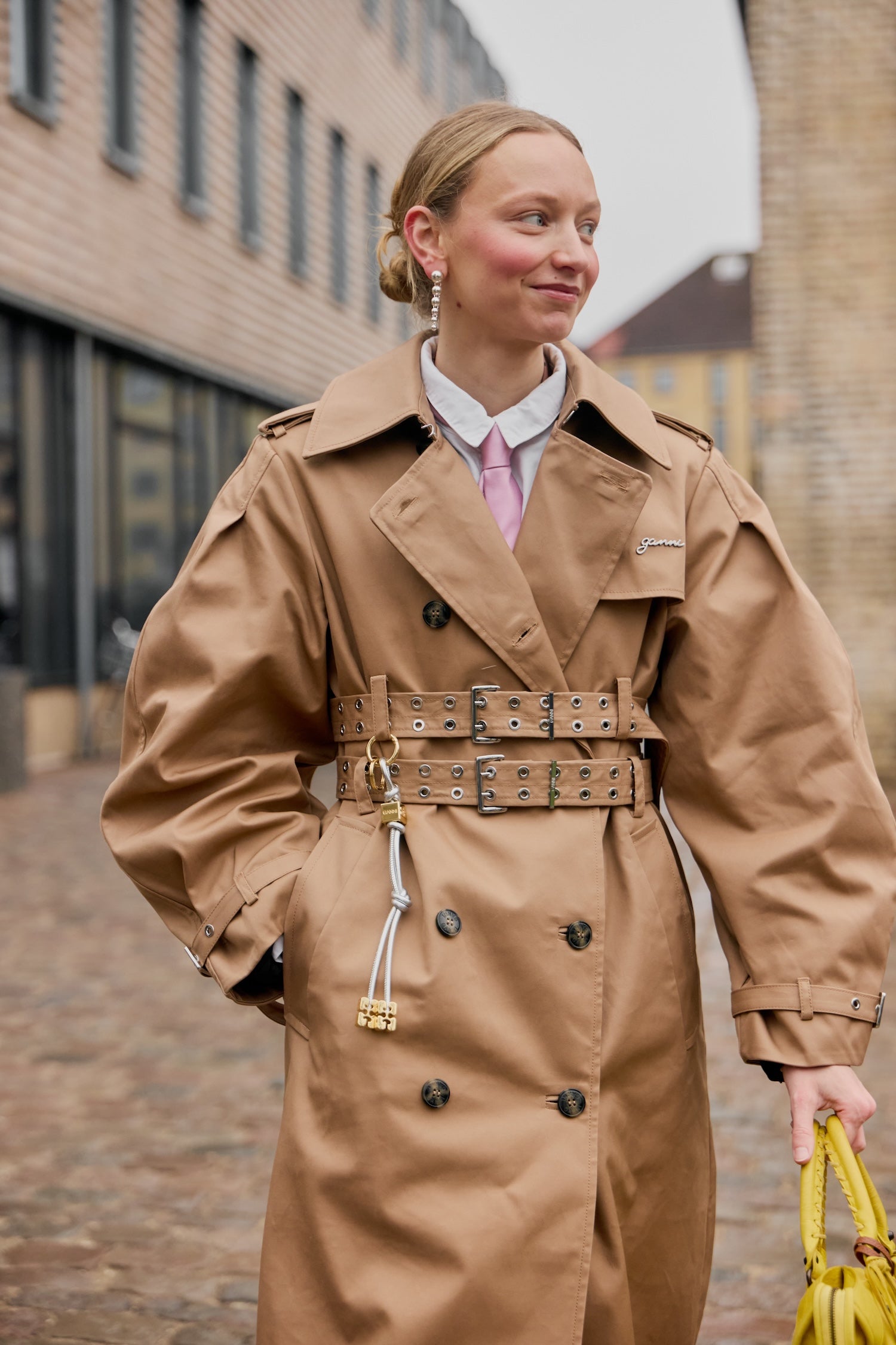 Béžový trenčkot je trend, který nikdy nezmizí. Takhle se bude nosit na jaře