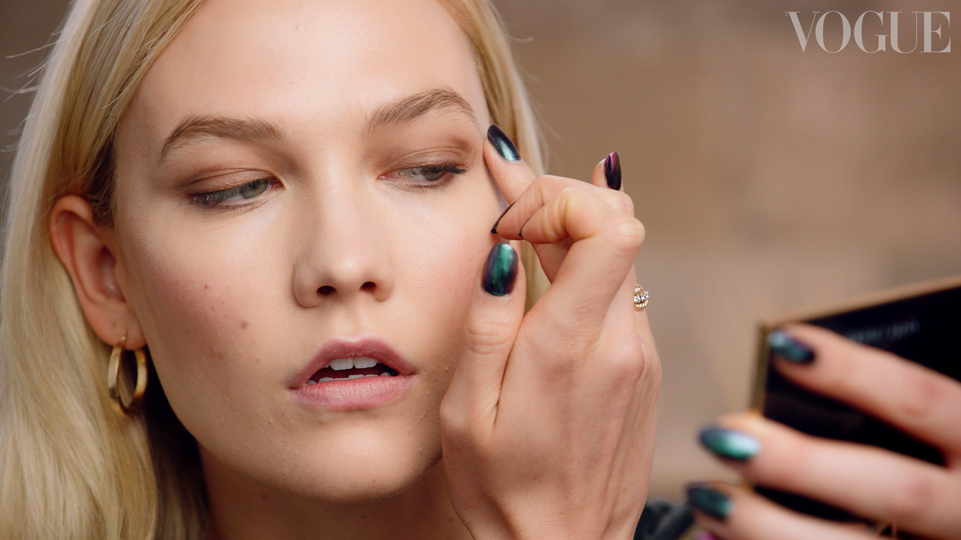 Jak změnit denní make-up na večerní podle Karlie Kloss