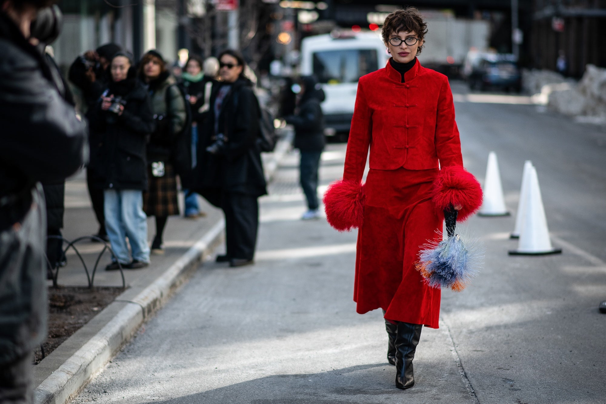 Chcete se oblékat vintage? 10 praktických tipů na nákupy z druhé ruky
