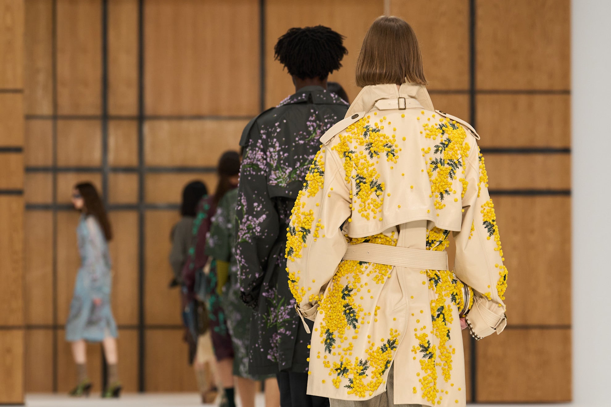 Květiny na jaro? Podle Burberry ano! A k nim zmačkané trenčkoty a optimistická nálada