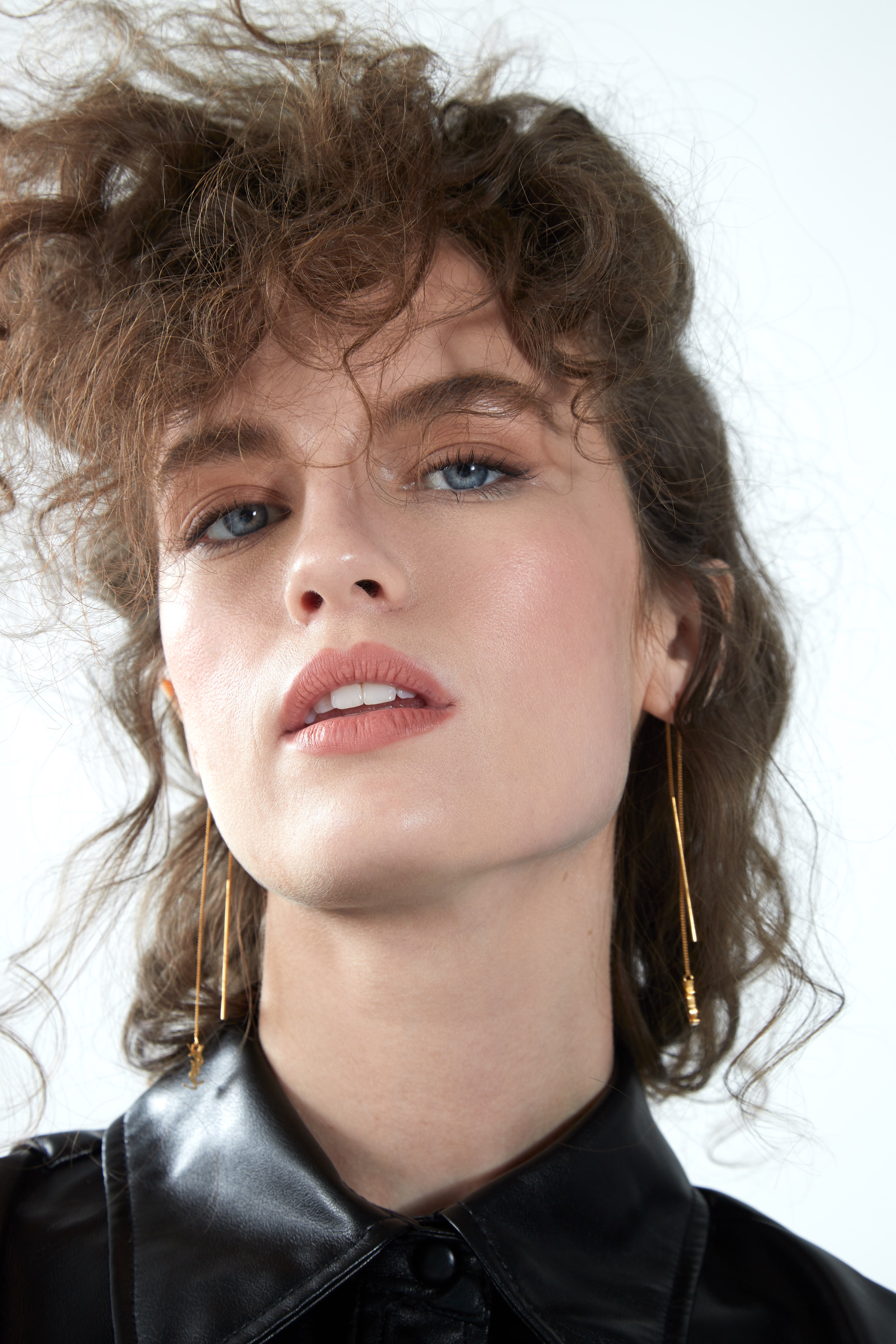 Šaty, Zara; náušnice, Saint Laurent Šaty, Zara; náušnice, Saint Laurent