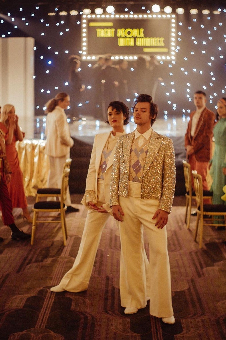 Harryho Stylese v klipu Treat people with kindness Autor: Courtesy of Harry Styles