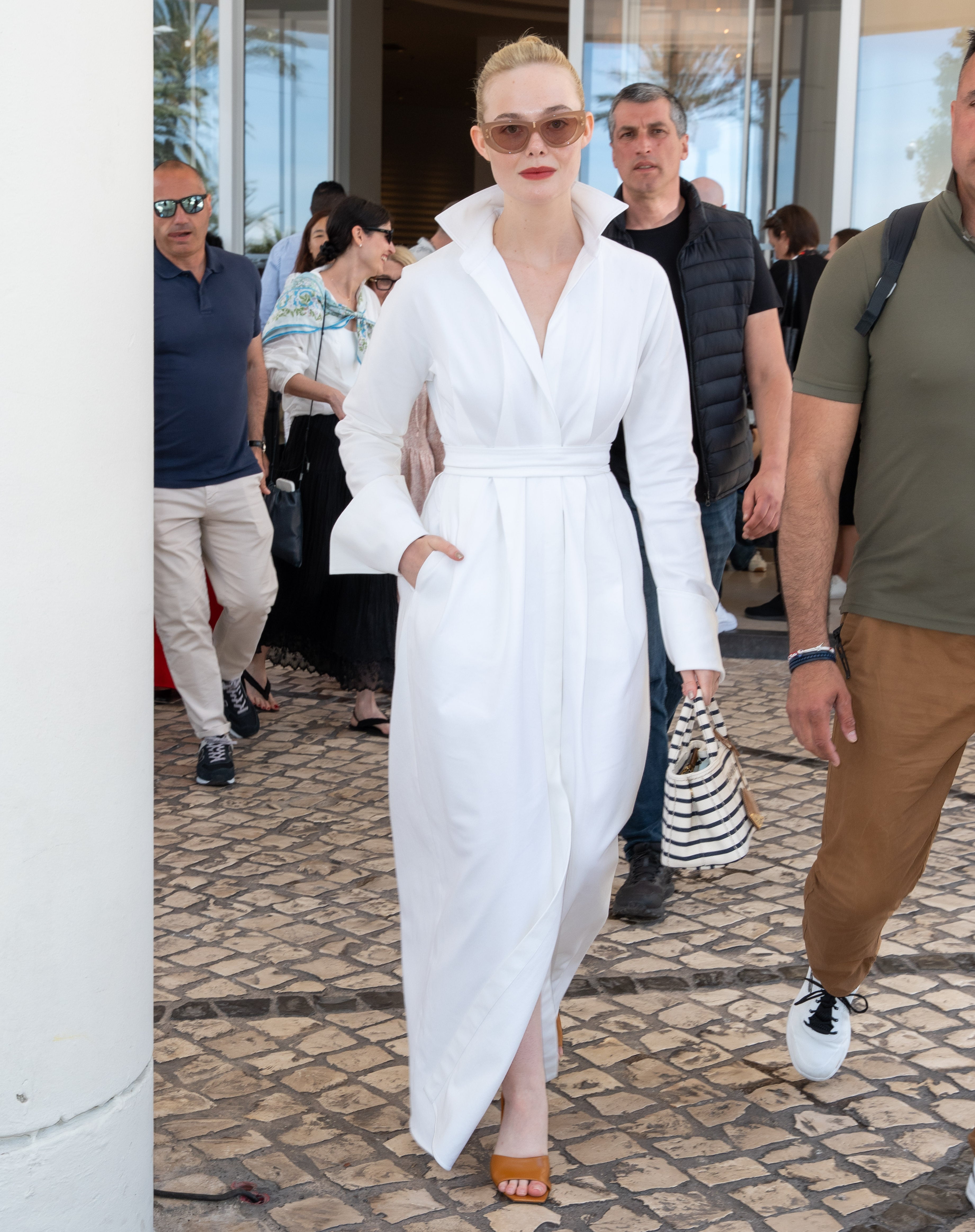 Košilové šaty jsou zpět. Letos k nim obujte ploché sandály a získáte perfektní letní uniformu Košilové šaty jsou zpět. Letos k nim obujte ploché sandály a získáte perfektní letní uniformu