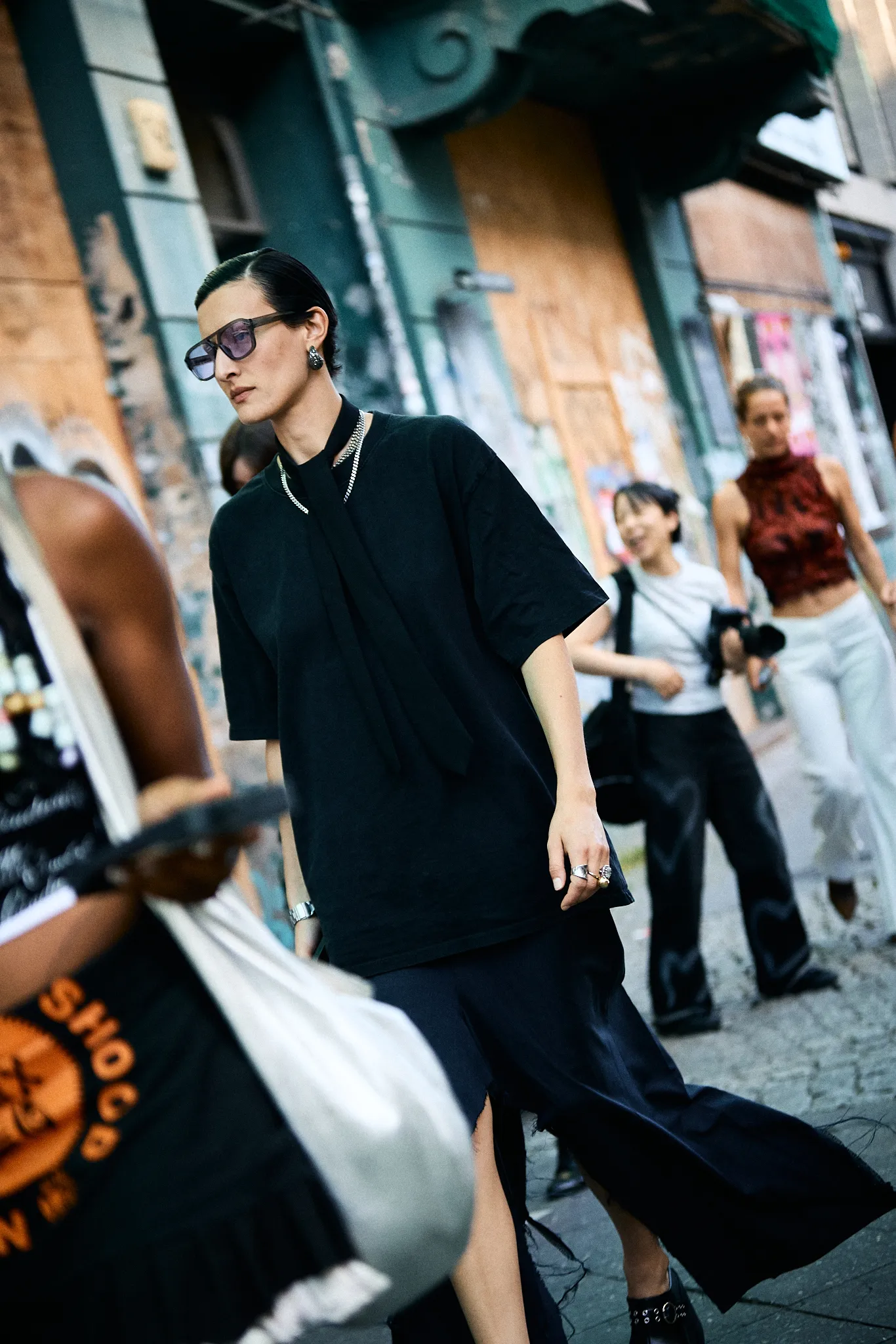 Jak vyzrát na vlnu tropických teplot? Street style scéna v Berlíně má pár es v rukávu