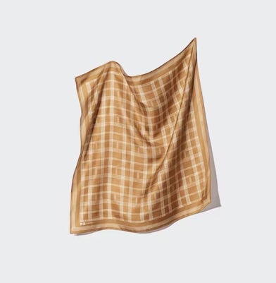 Hedvábný šátek, UNIQLO, 29,90 €