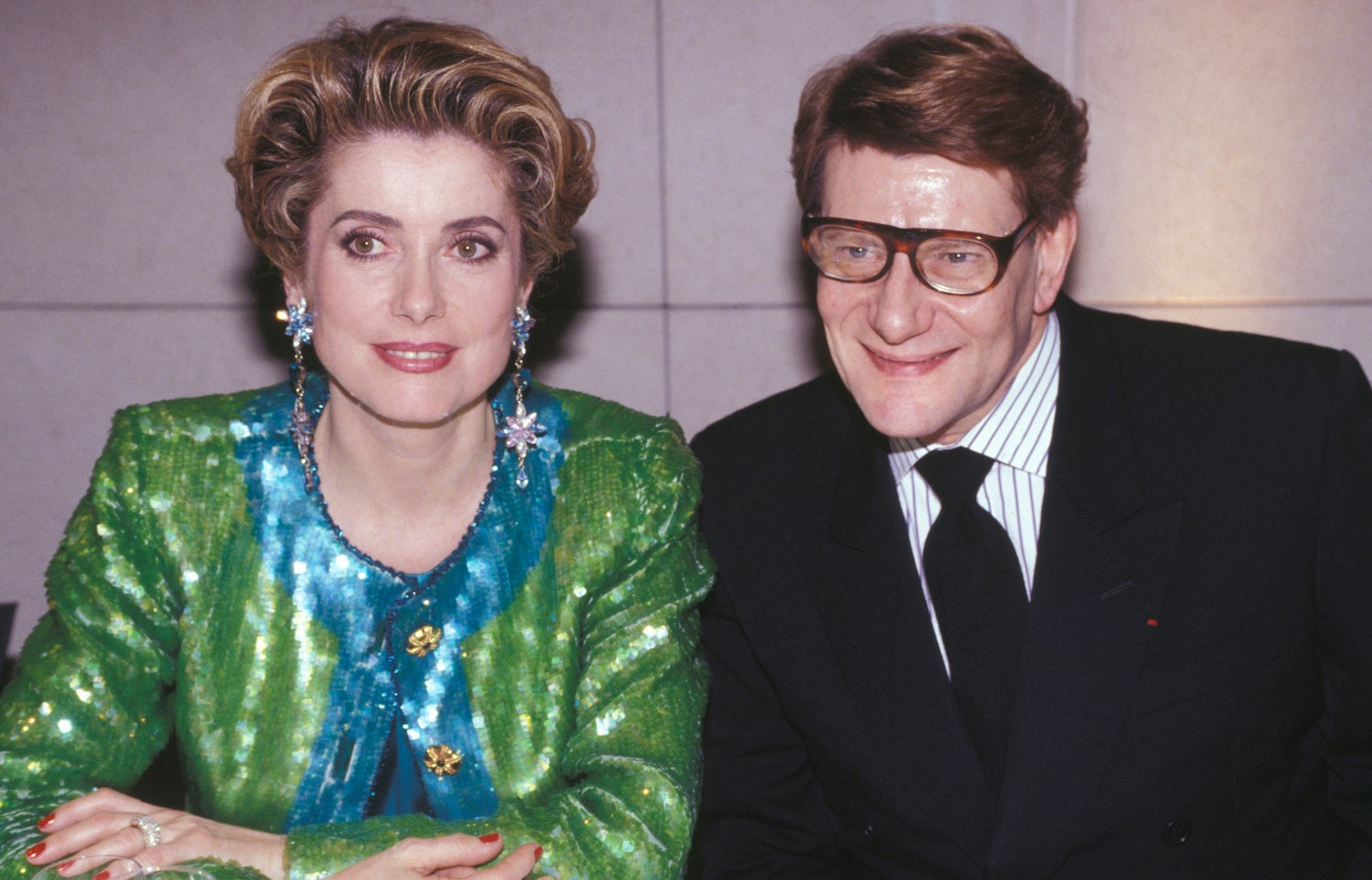 Catherine Deneuve a Yves Saint Laurent na přehlídce Opéra Bastille oslavující 30. výročí Yves Saint Laurent, 3. února 1992