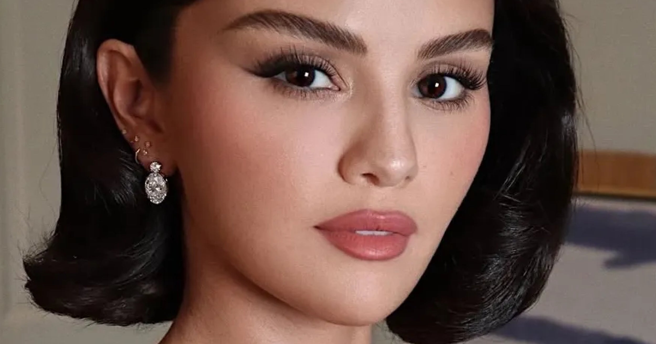 Selena Gomez a její andělská manikúra udává trend pro nehty na podzim 2025