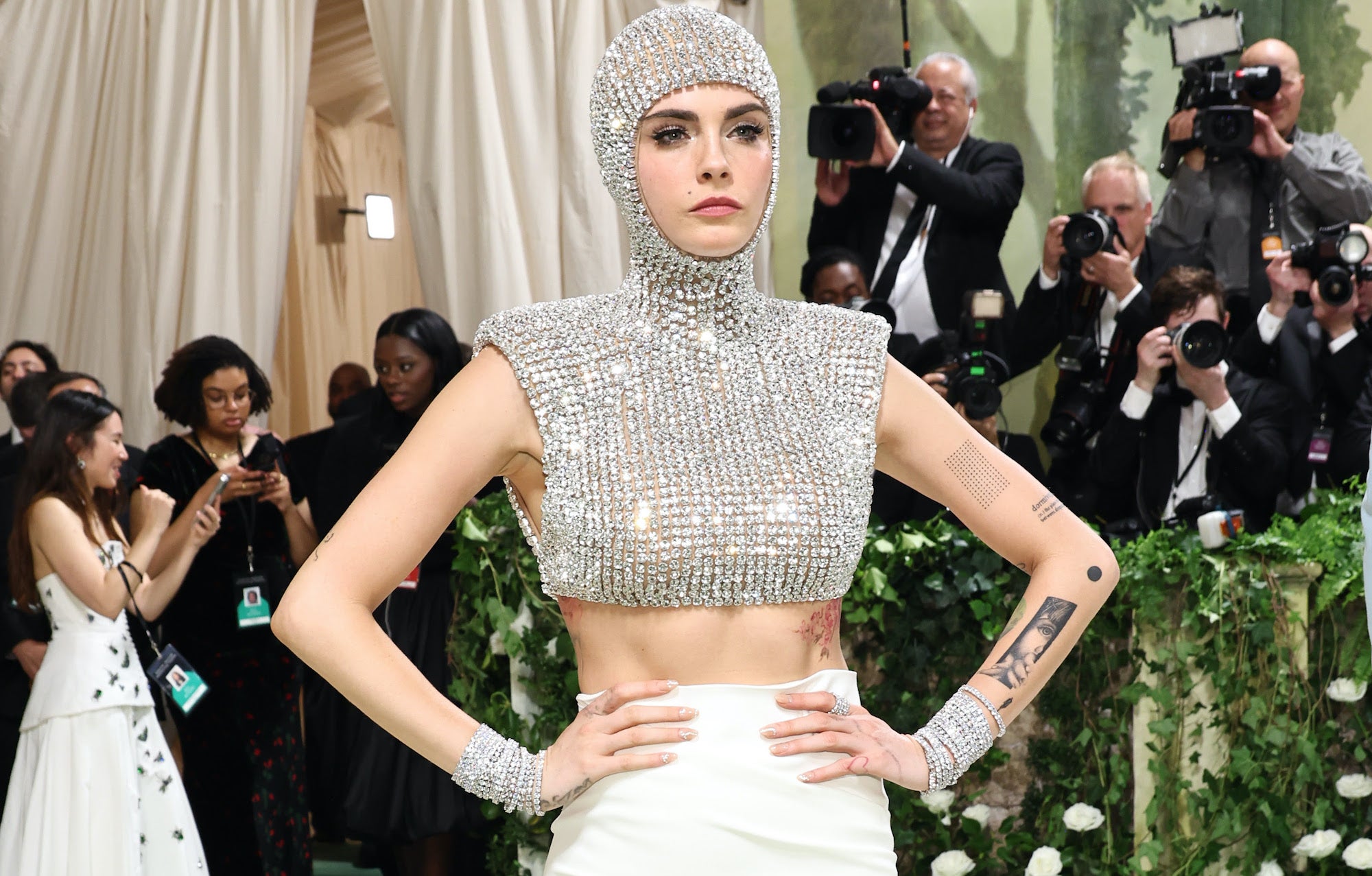 Cara Delevingne se šperky Vrai x Stella McCartney na Met Gala 2024