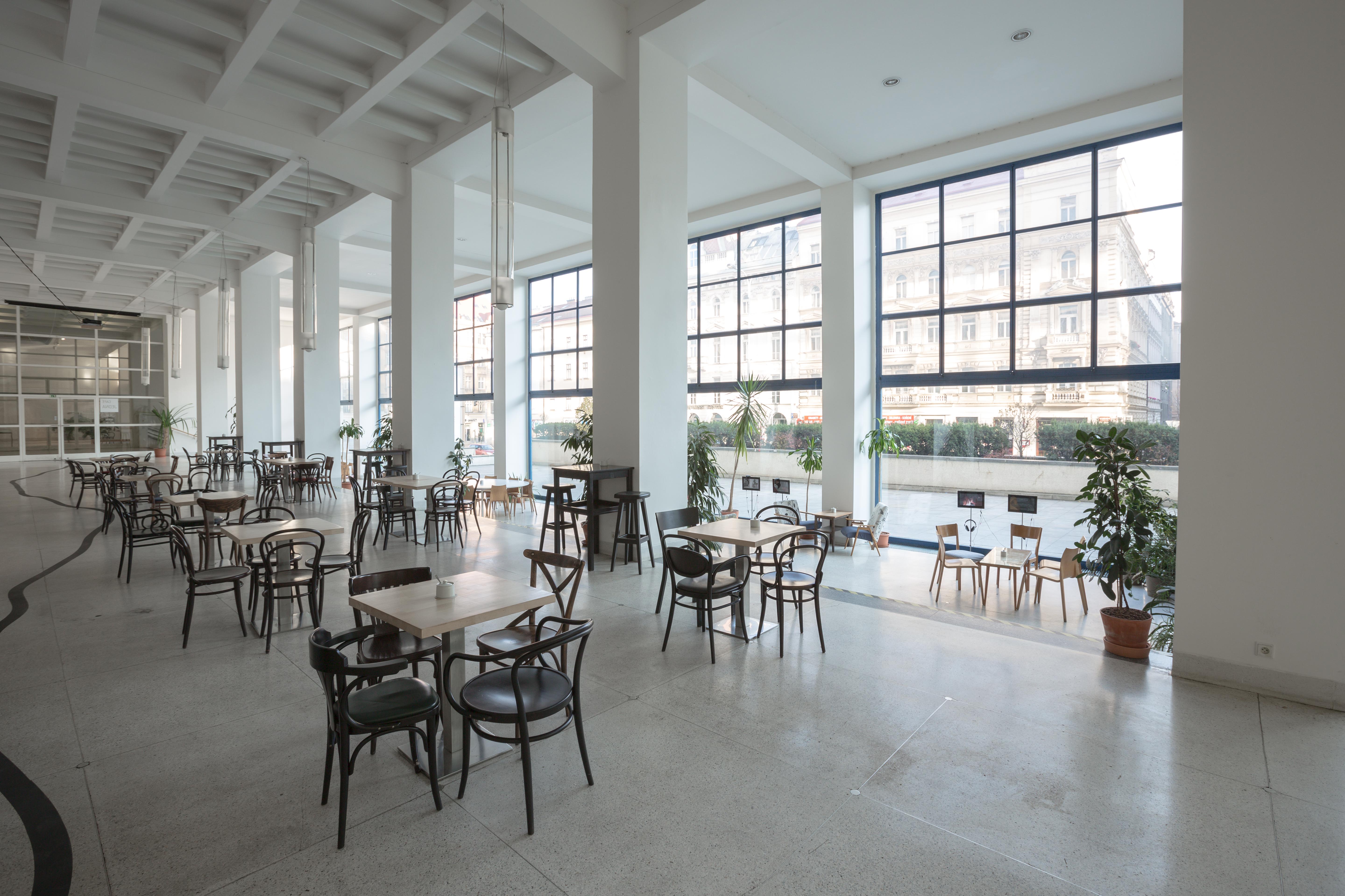 Café Jedna (Veletržní palác, Dukelských hrdinů 47, Praha 7): To nejlepší na téhle kavárně ve Veletržním paláci je její velký, vzdušný, čistý interiér. Nebo umění? Jo, že jste v Národní galerii, je na ní nejlepší. Anebo ten dort s mákem a třešněmi? Vlastně to je asi jedno. Mám pocit, že se v ní mohu nadechnout. Že pro inspiraci stačí vyjít pár schodů. A že mají dobrou kávu a dobré zákusky. A hummus. Tak.